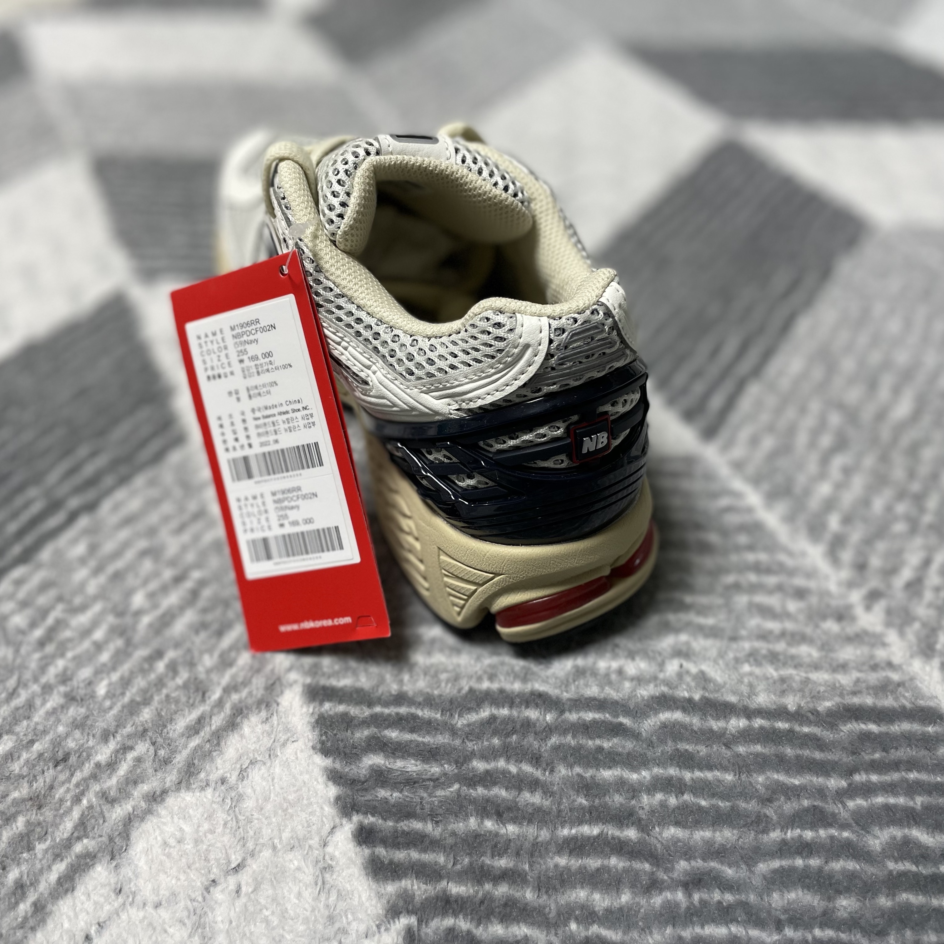 New Balance 1906R Black Red 착용 스타일 - 4