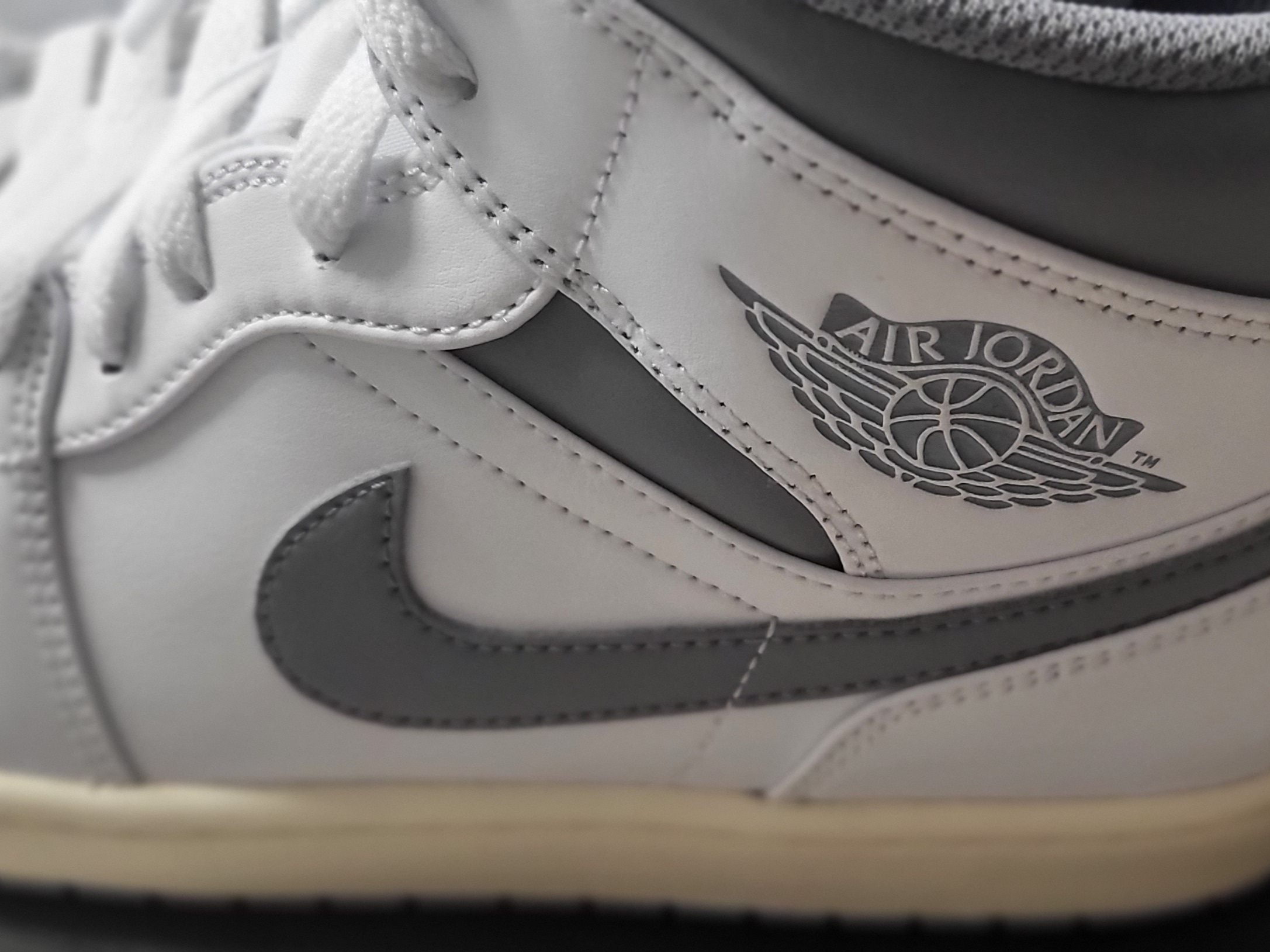 Jordan 1 Mid White Stealth 착용 스타일 - 1