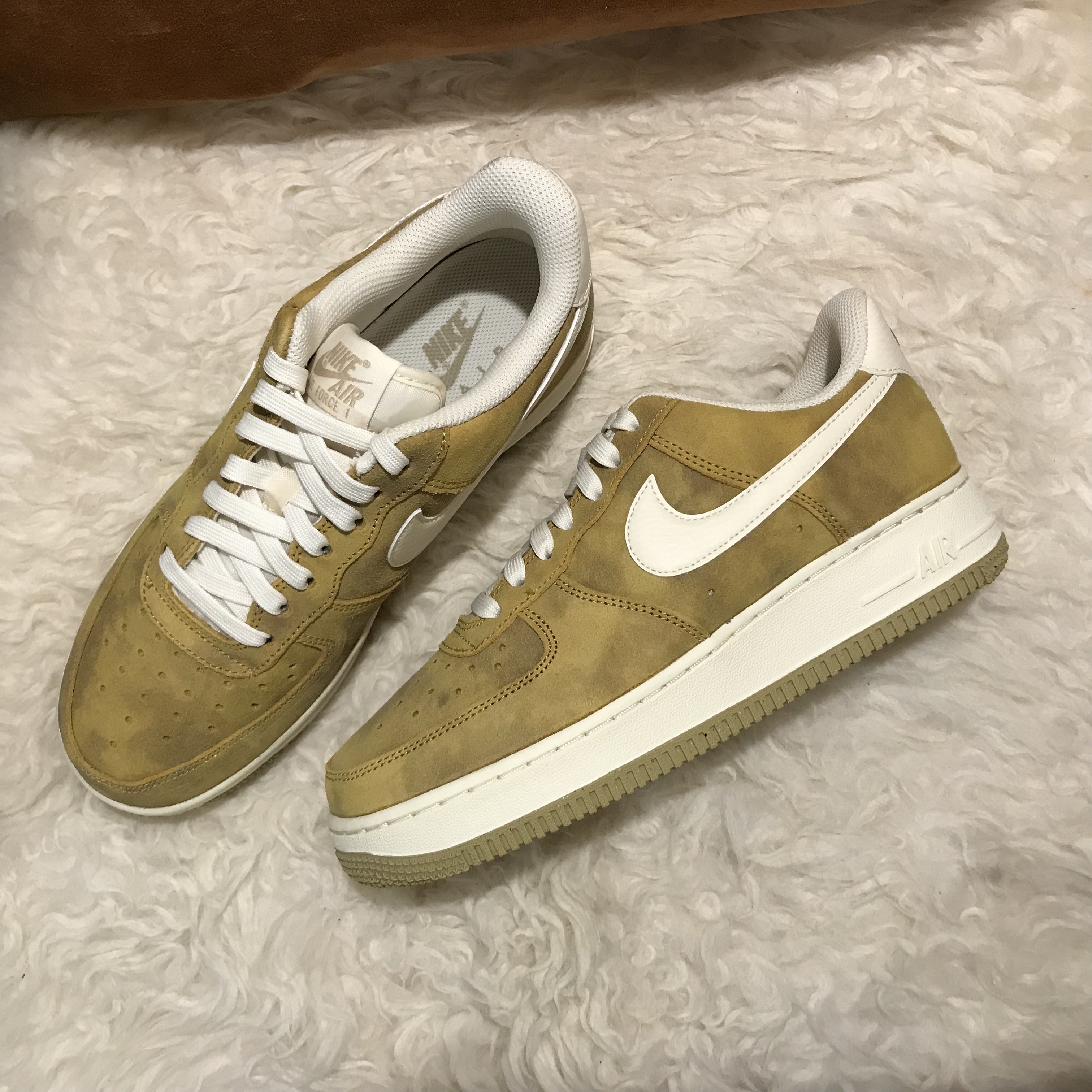 Nike Air Force 1 '07 Sanded Gold 착용 스타일 - 1