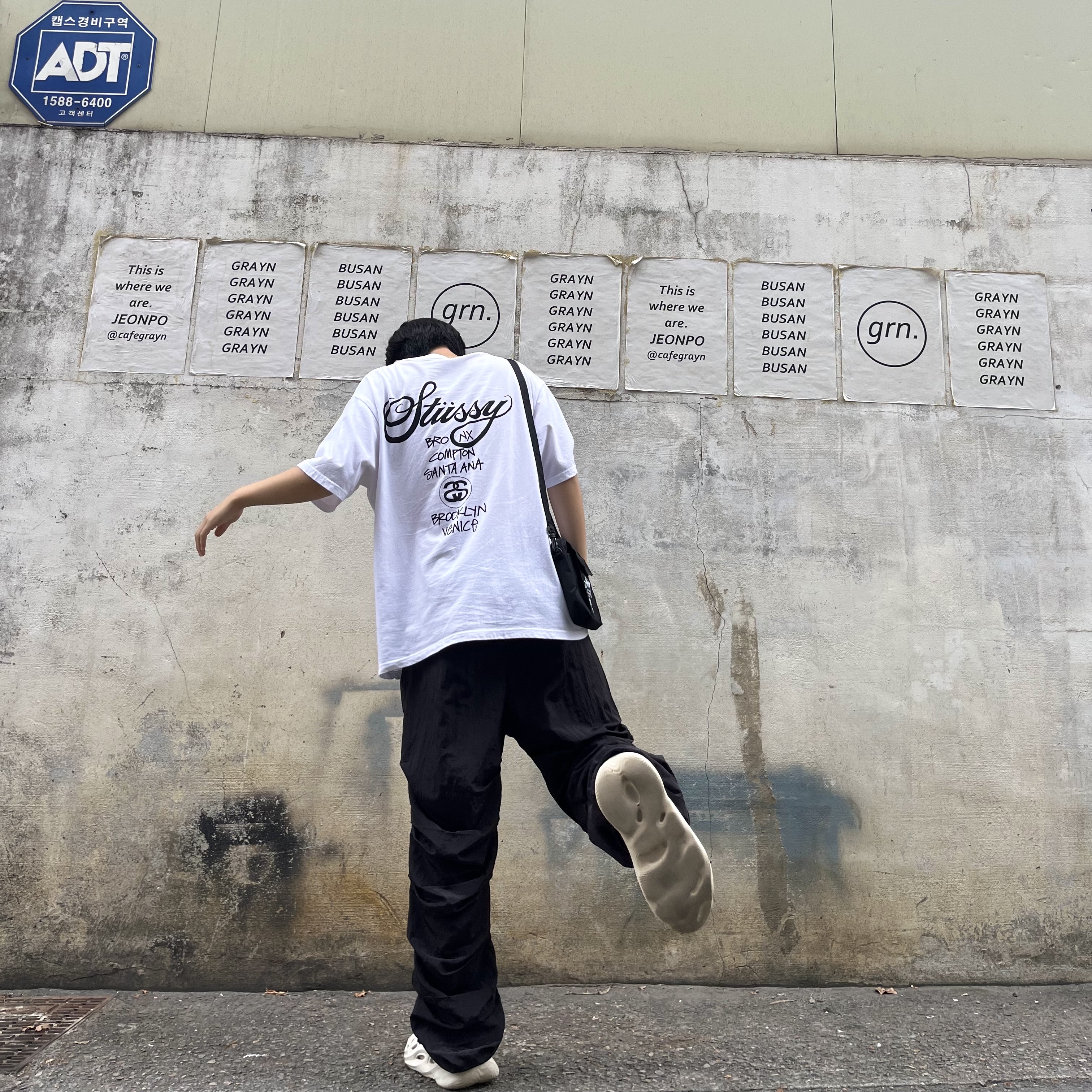 Adidas Yeezy Foam RNNR Ararat, Stussy World Tour T-Shirt White 착용 스타일 - 4