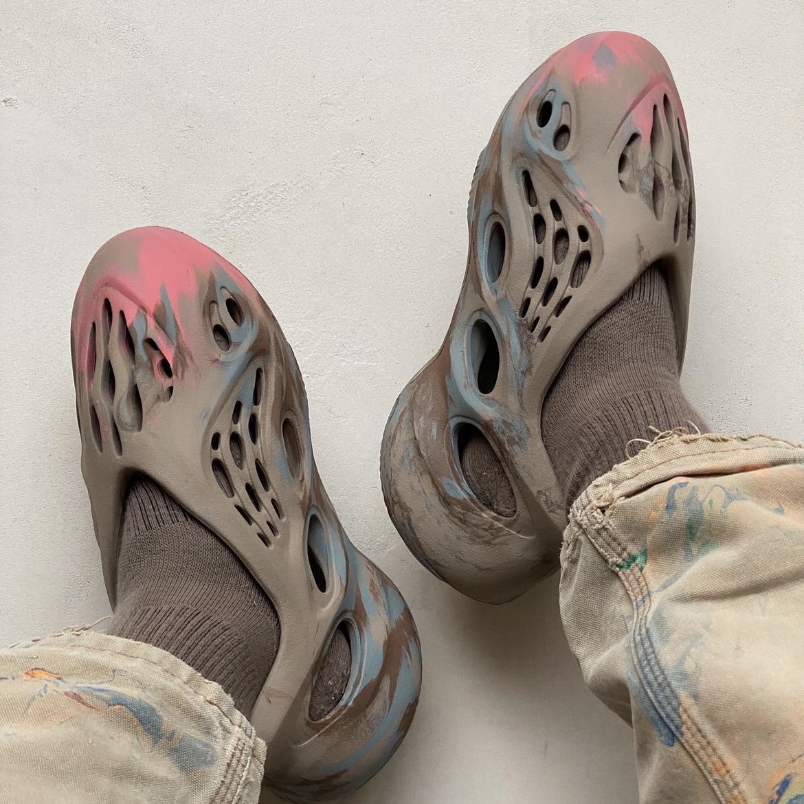 Adidas Yeezy Foam RNNR MX Sand Grey 착용 스타일