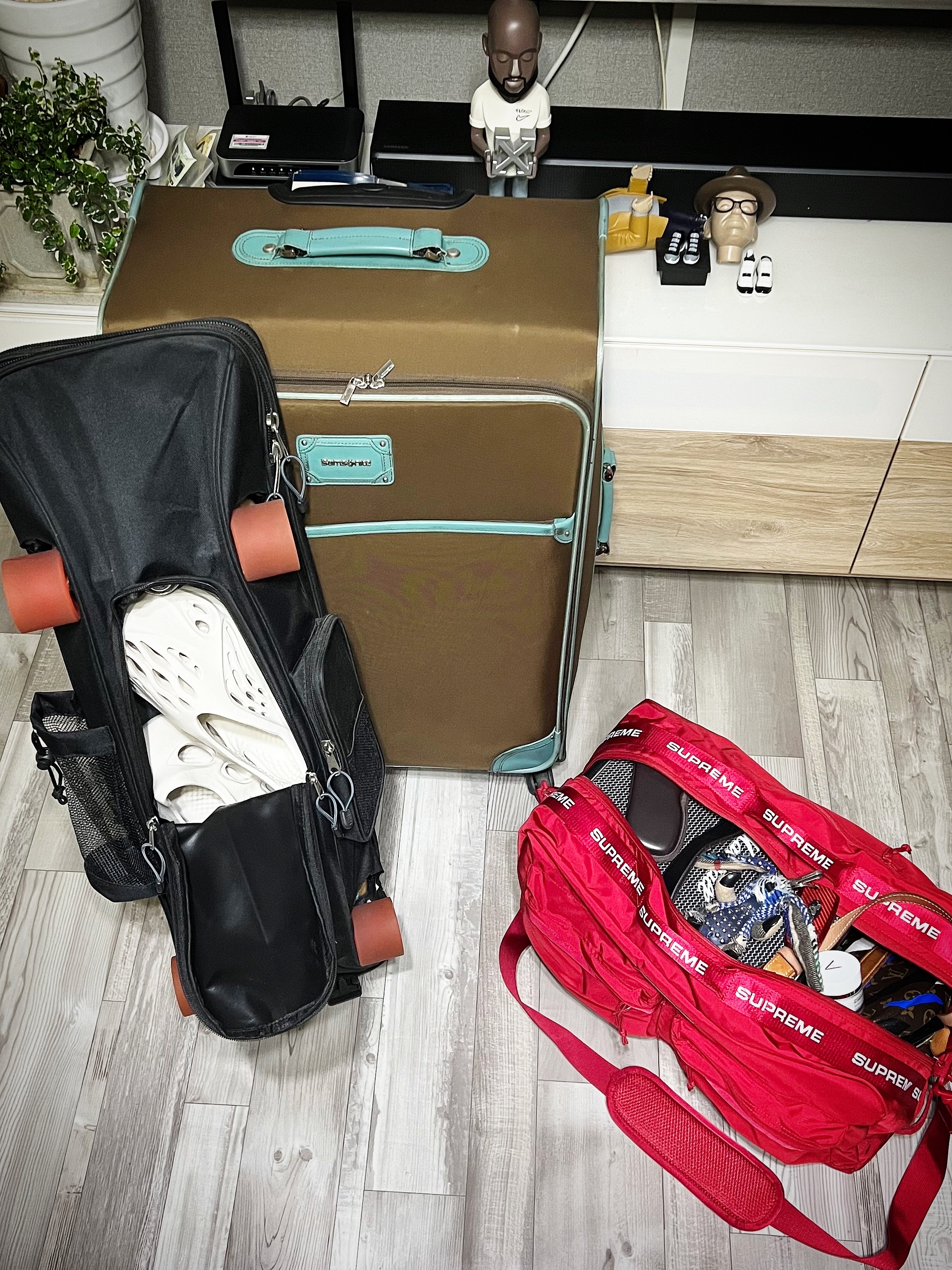 Adidas Yeezy Foam RNNR Ararat, Supreme Duffle Bag Red - 22FW 착용 스타일 - 1