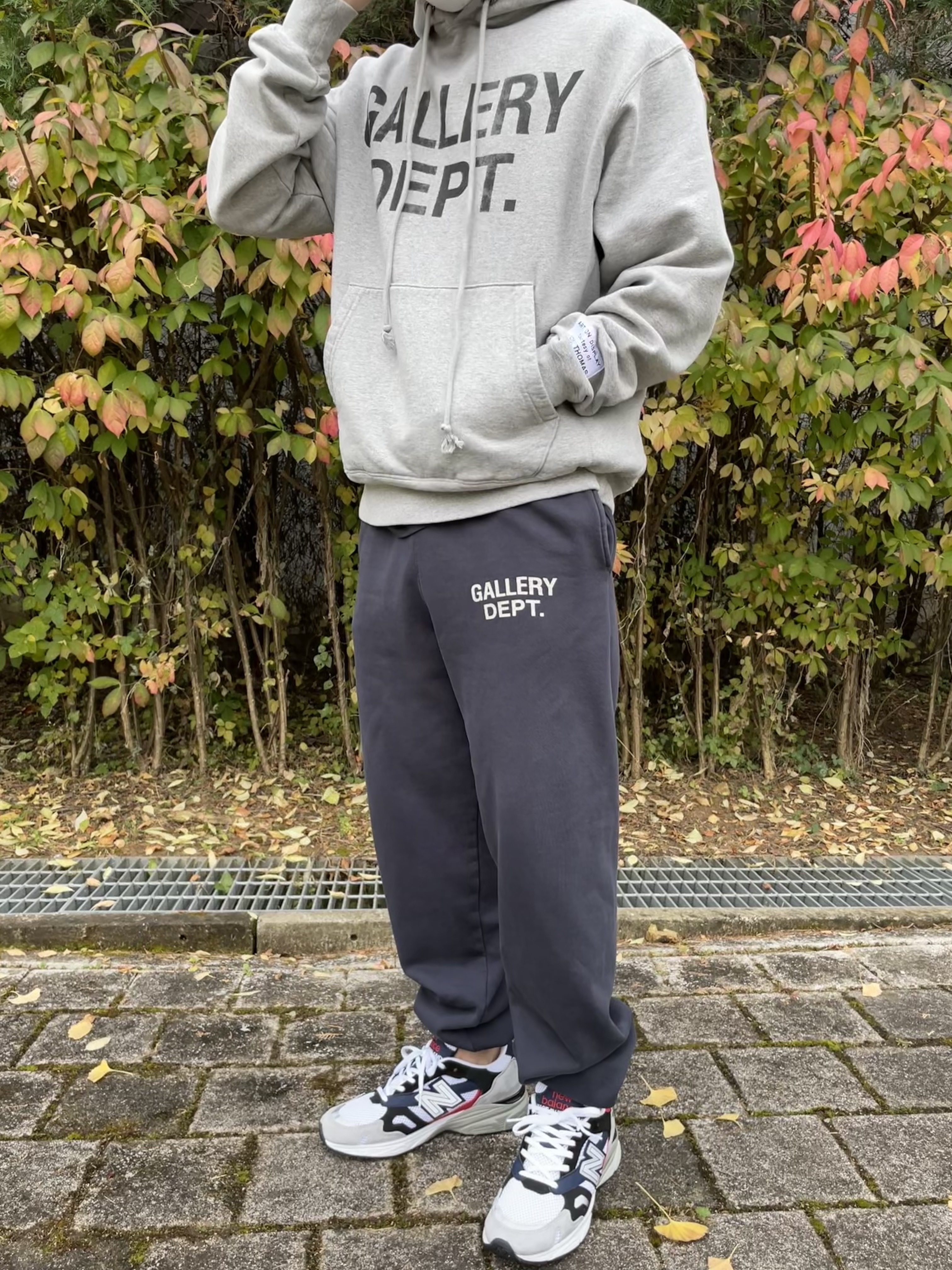 Gallery Dept. Center Logo Hoodie Heather Grey, New Balance 920 Made in UK Silver Navy 착용 스타일 - 1