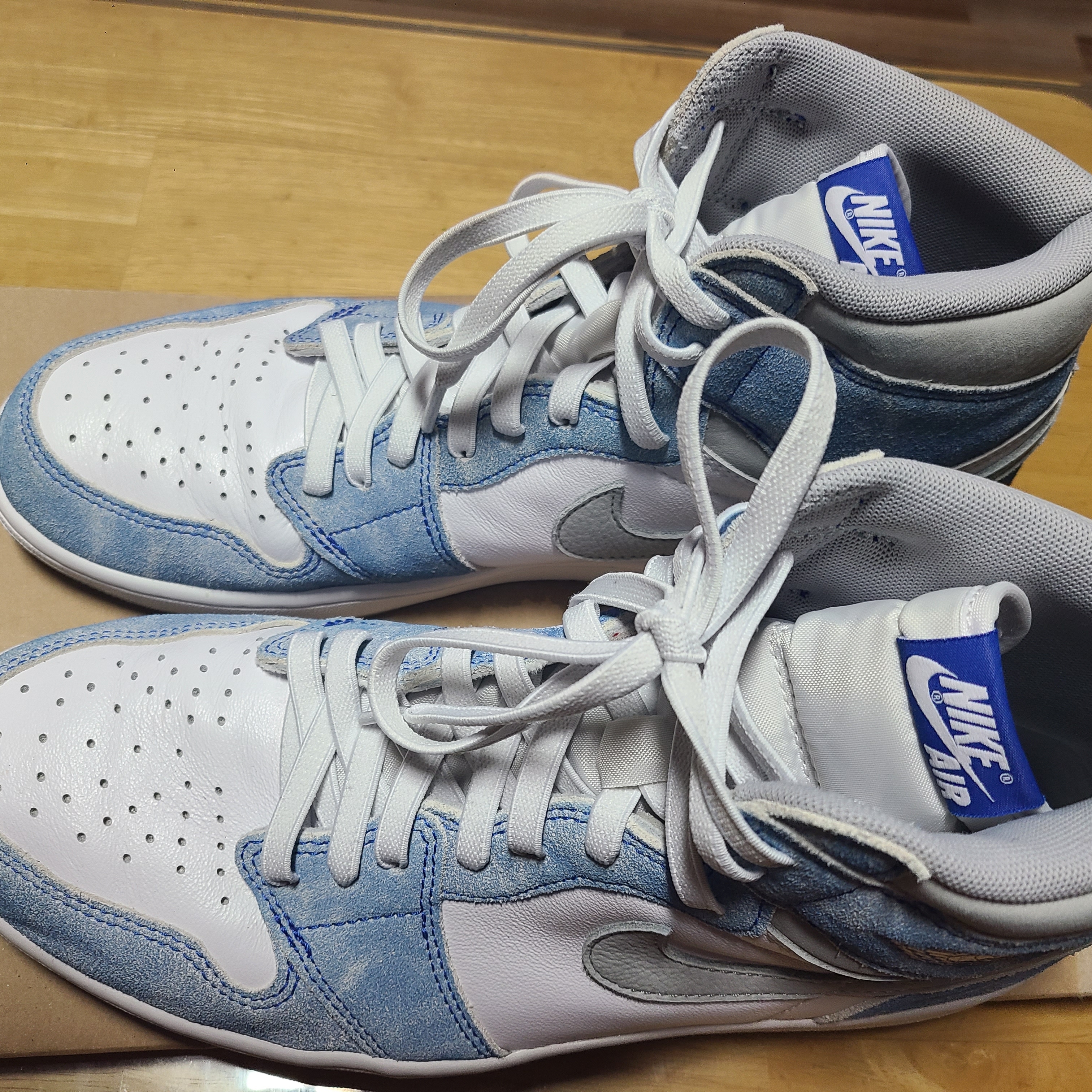 Jordan 1 Retro High OG Hyper Royal 착용 스타일