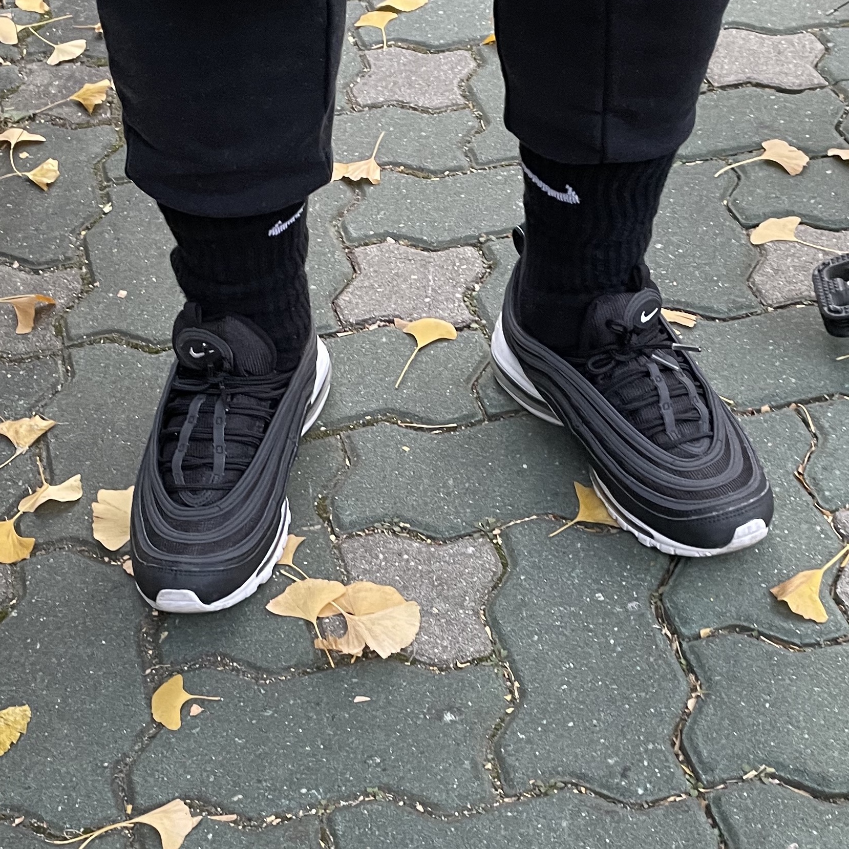 Nike Air Max 97 Black White 착용 스타일 - 3