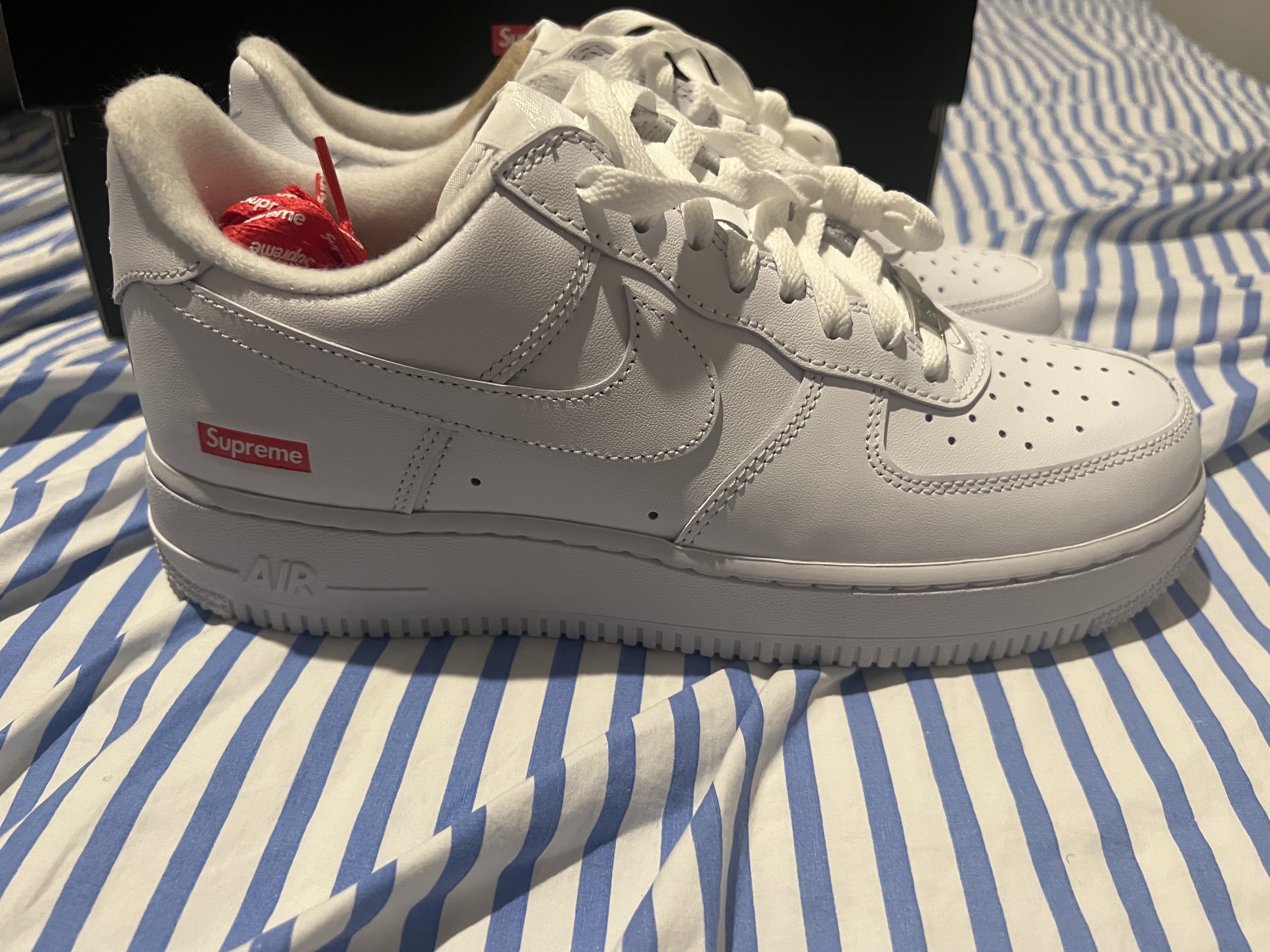 Nike x Supreme Air Force 1 Low White 착용 스타일 - 2
