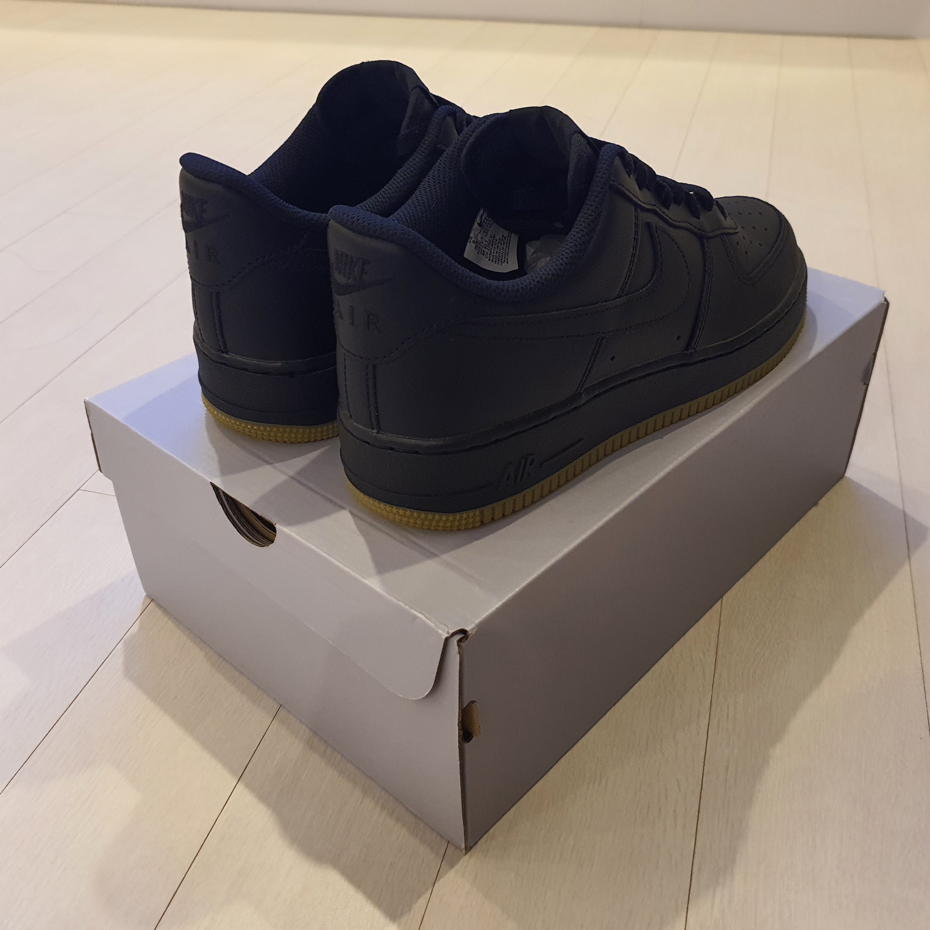 Nike Air Force 1 '07 Black Gum Light Brown, Nike Air Force 1 '07 Low Triple Black 착용 스타일 - 3
