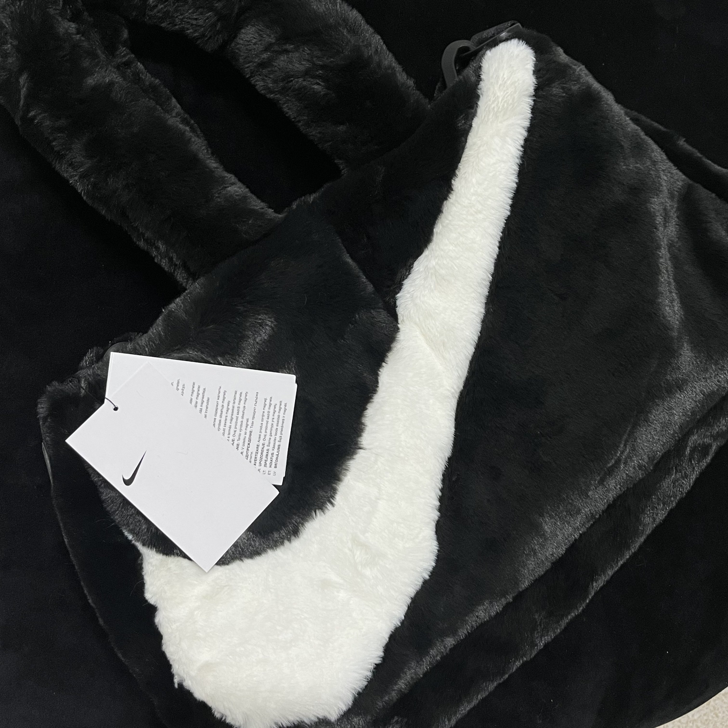 Nike NSW Faux Fur Tote Bag Black 착용 스타일 - 2