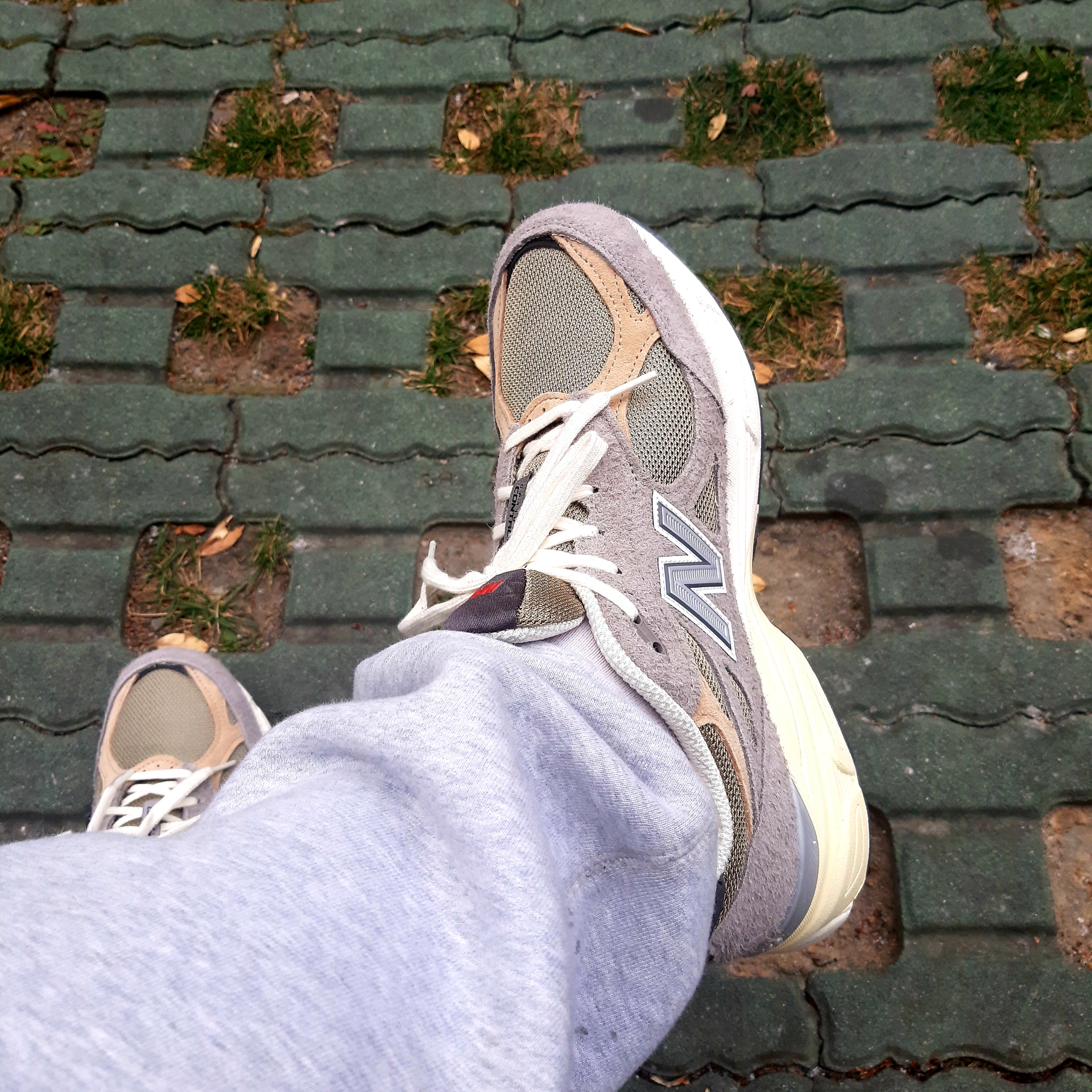 New Balance 990v3 Made in USA Marblehead Incense 착용 스타일 - 4