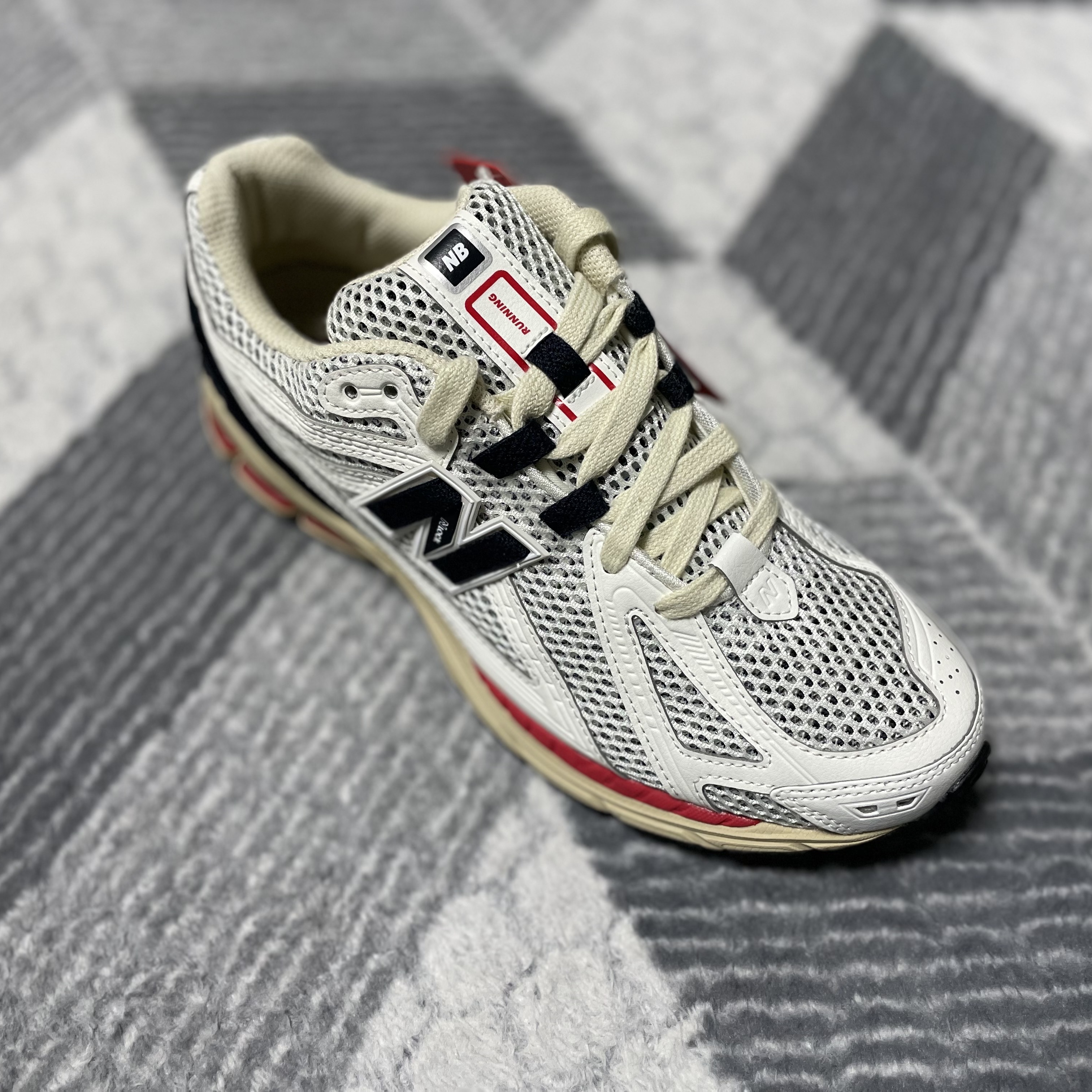 New Balance 1906R Black Red 착용 스타일 - 2