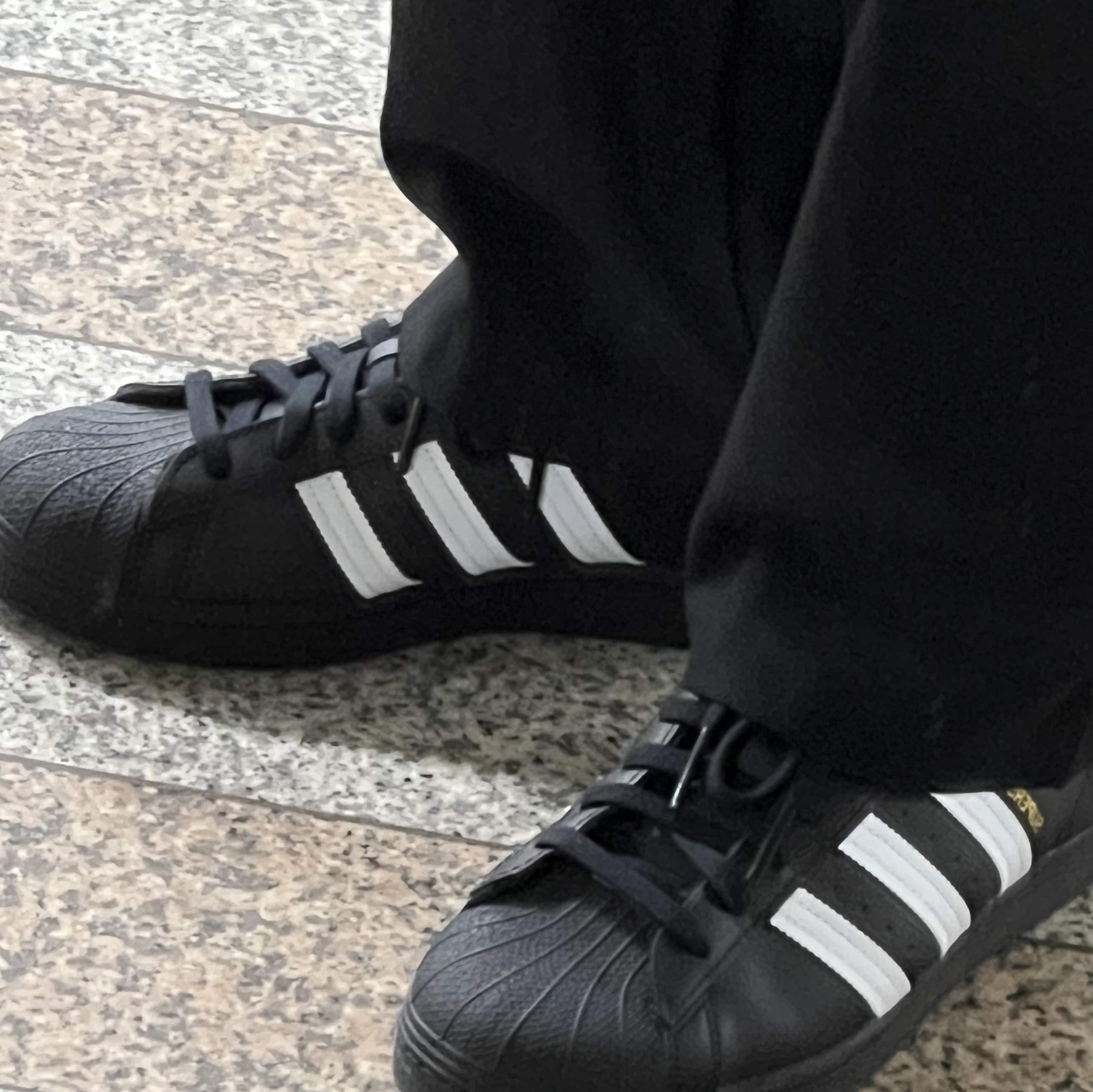 Adidas Superstar Core Black White 착용 스타일