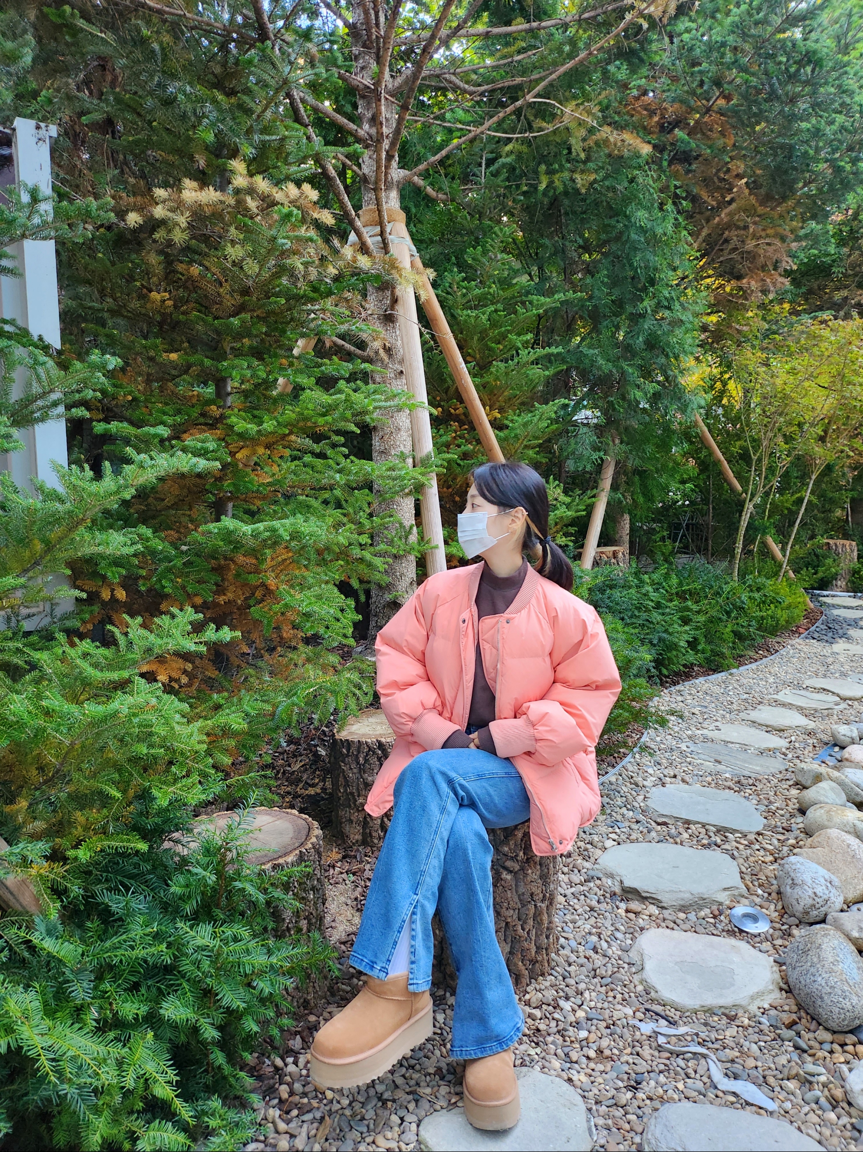 (W) UGG Classic Ultra Mini Platform Boots Chestnut 착용 스타일 - 1