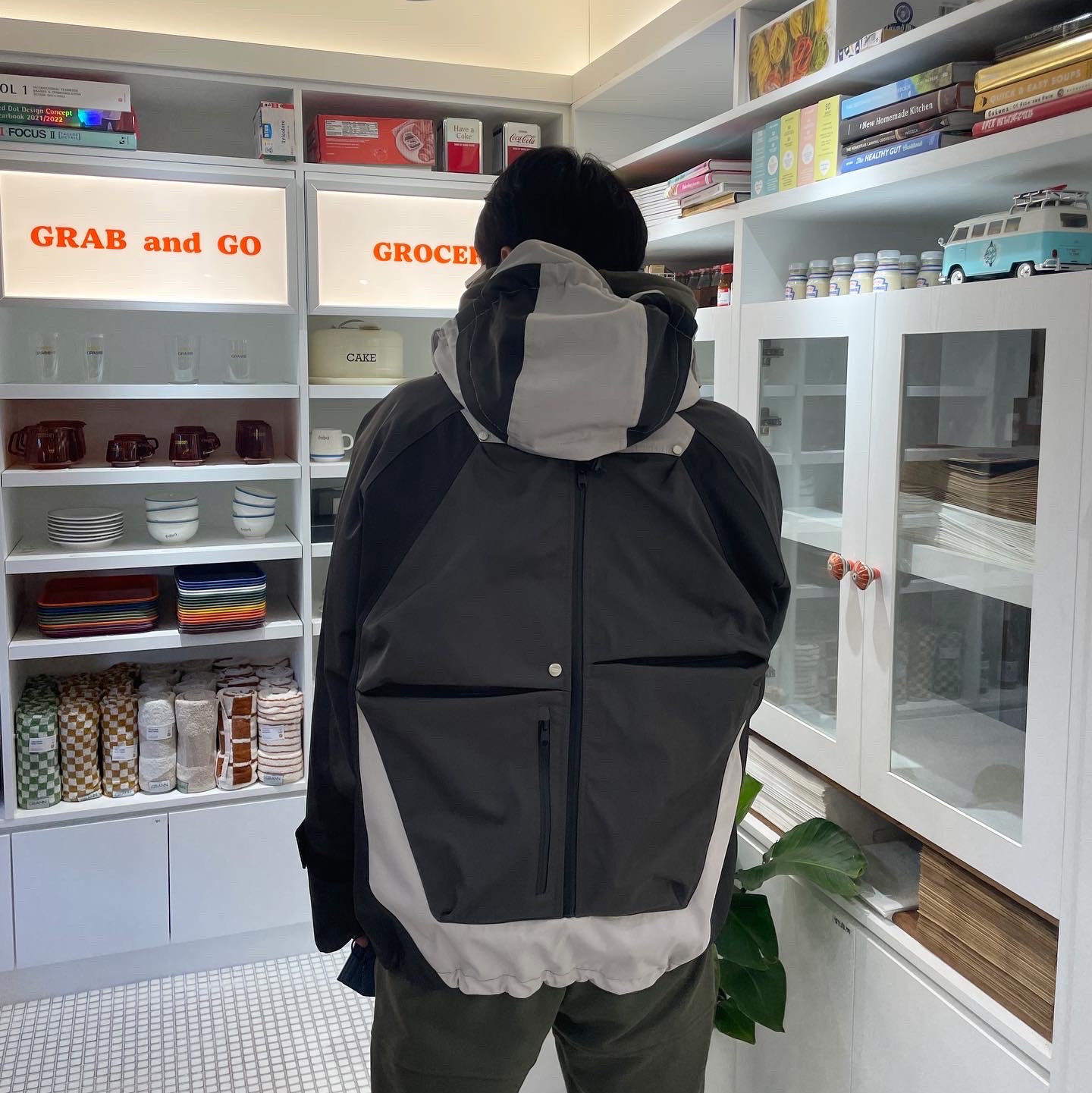 Undermycar Kame Multi Zip Turtle Shell Parka Driftwood - 22FW, Nike x Billie Eilish Air Force 1 High '07 SP Sequoia 착용 스타일 - 2