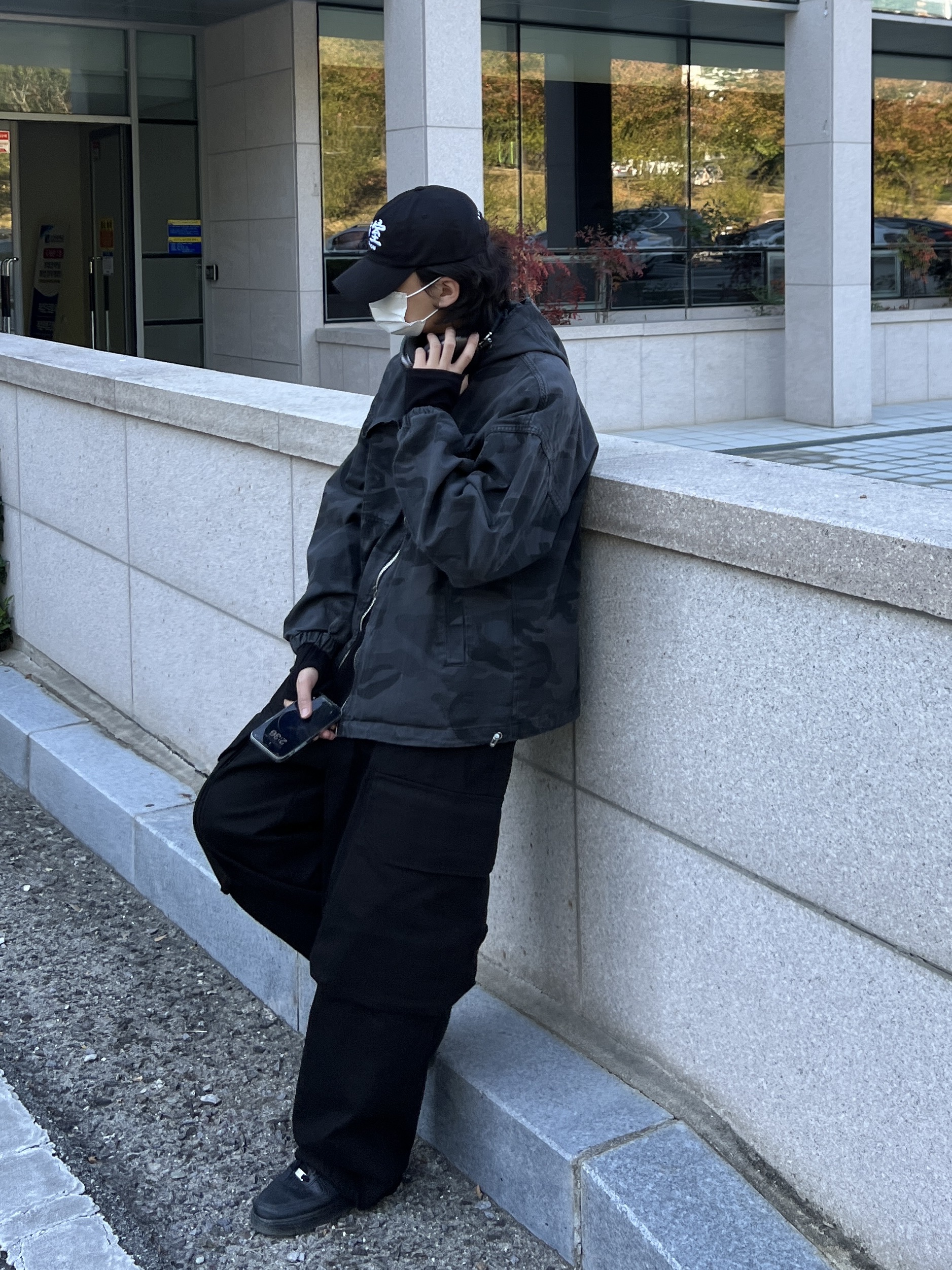 Apple AirPods Max Lightning Space Gray (Korean Ver.), Nike Air Force 1 '07 Low Triple Black 착용 스타일 - 3