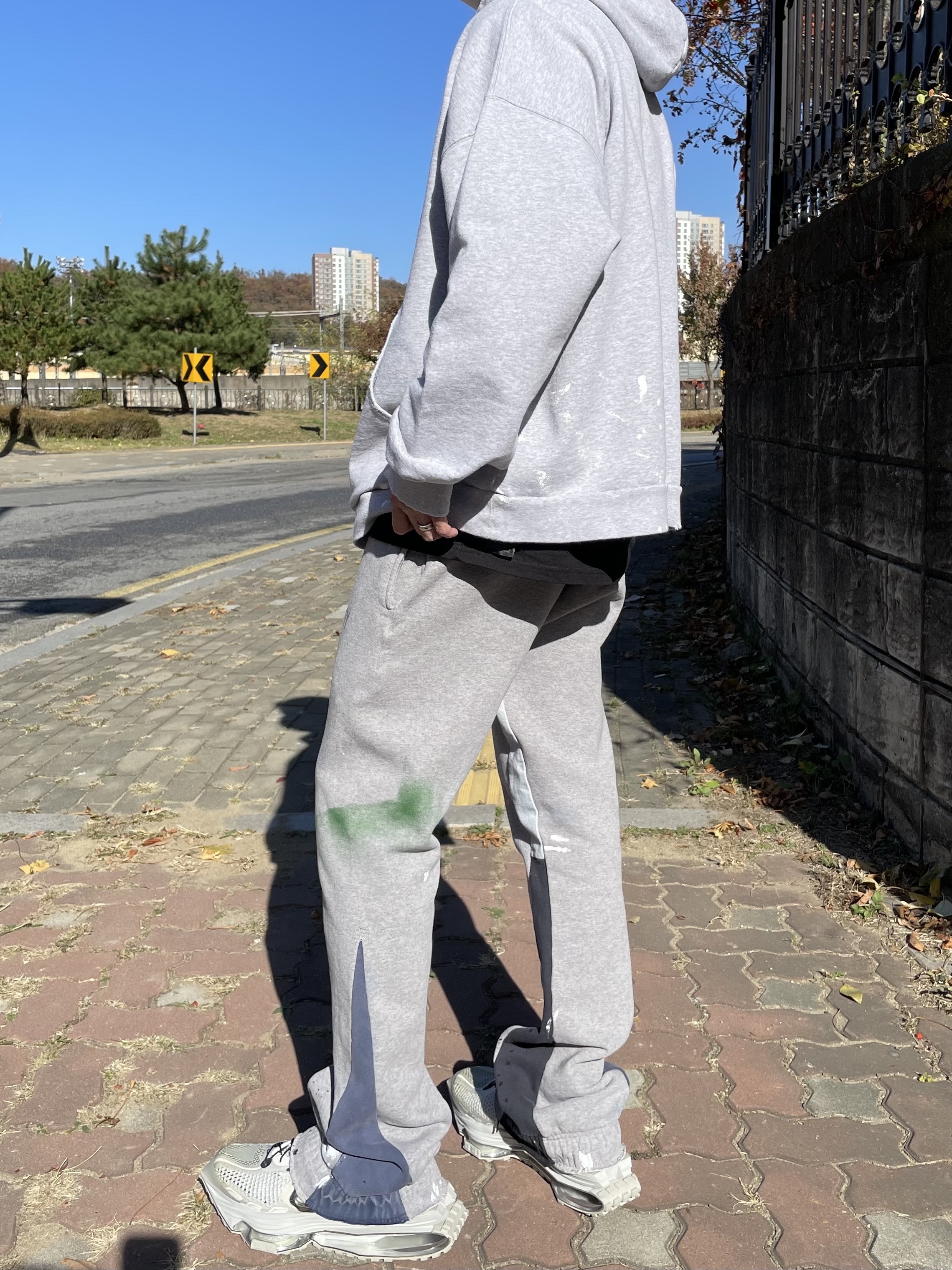 Balenciaga 90/10 Wide Fit Hoodie Grey, Gallery Dept. GD Logo Flare Sweatpants Heather Grey 착용 스타일 - 2