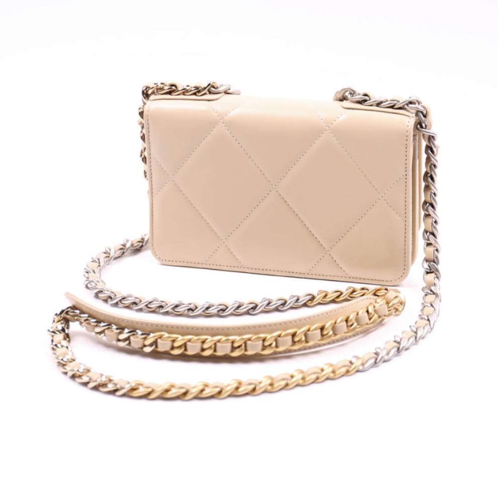 Chanel 19 Wallet On Chain Lambskin & Silver Beige 착용 스타일 - 2
