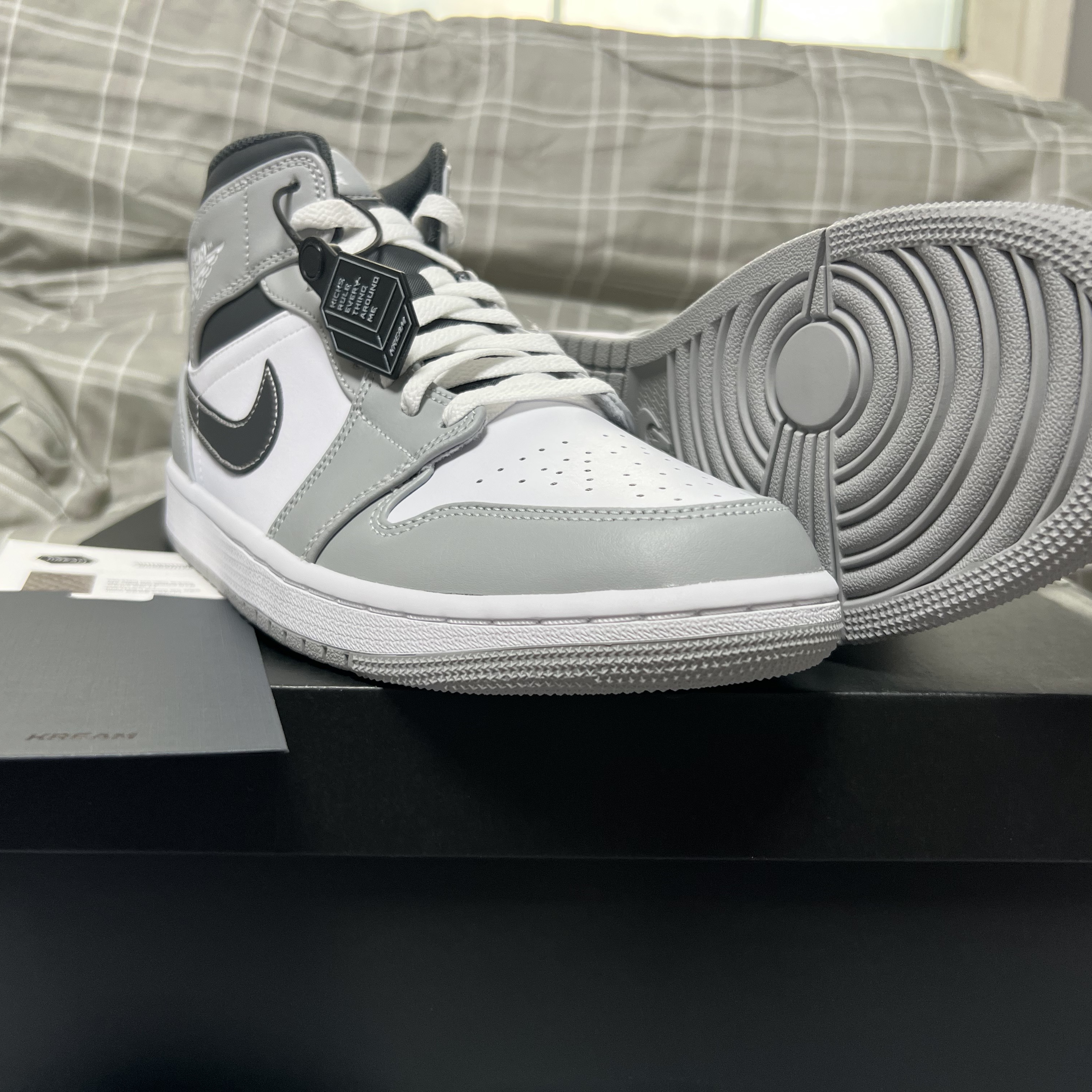 Jordan 1 Mid Light Smoke Grey Anthracite 착용 스타일 - 2