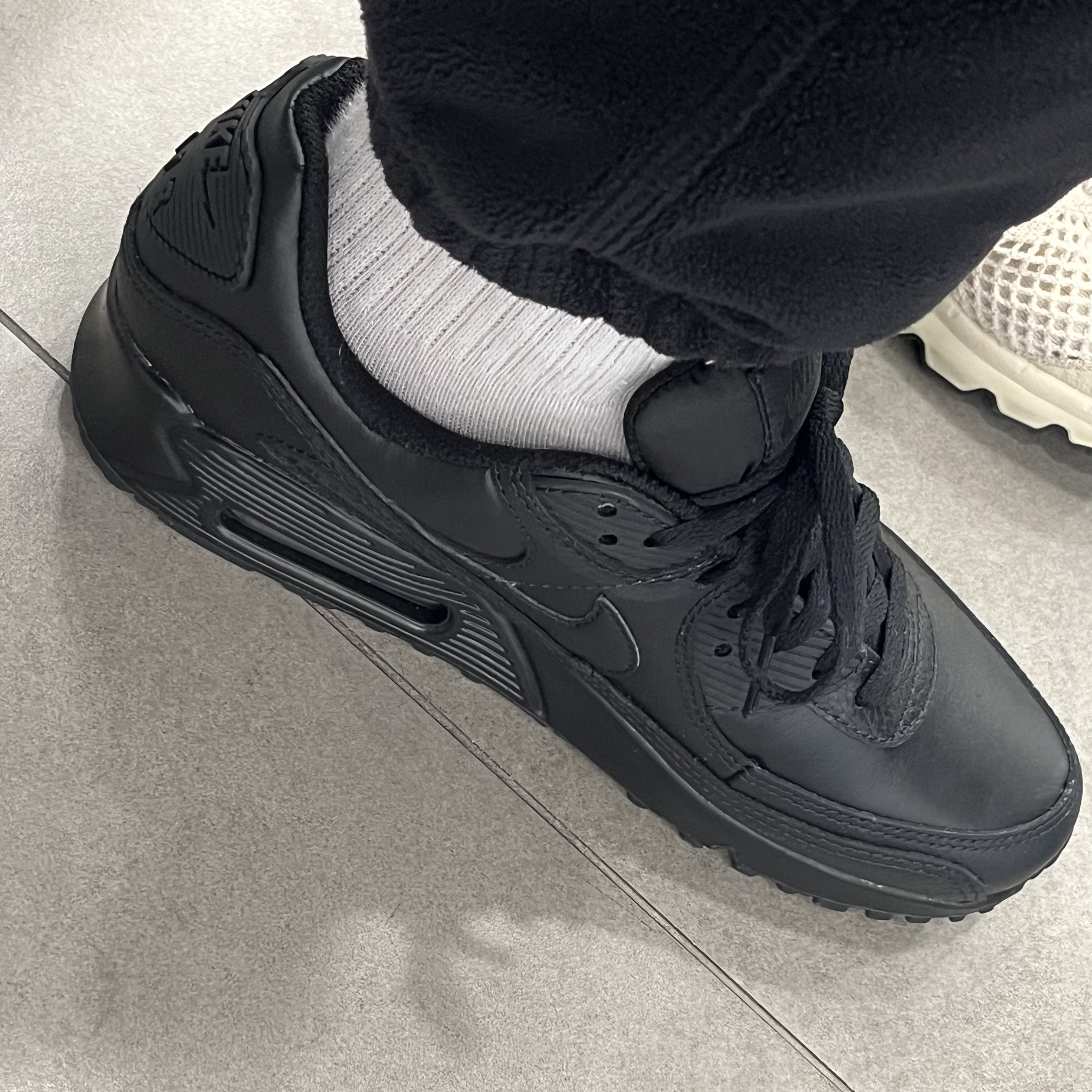 Nike Air Max 90 LTR Triple Black, Nike Air Max 90 LTR Triple White 착용 스타일 - 1
