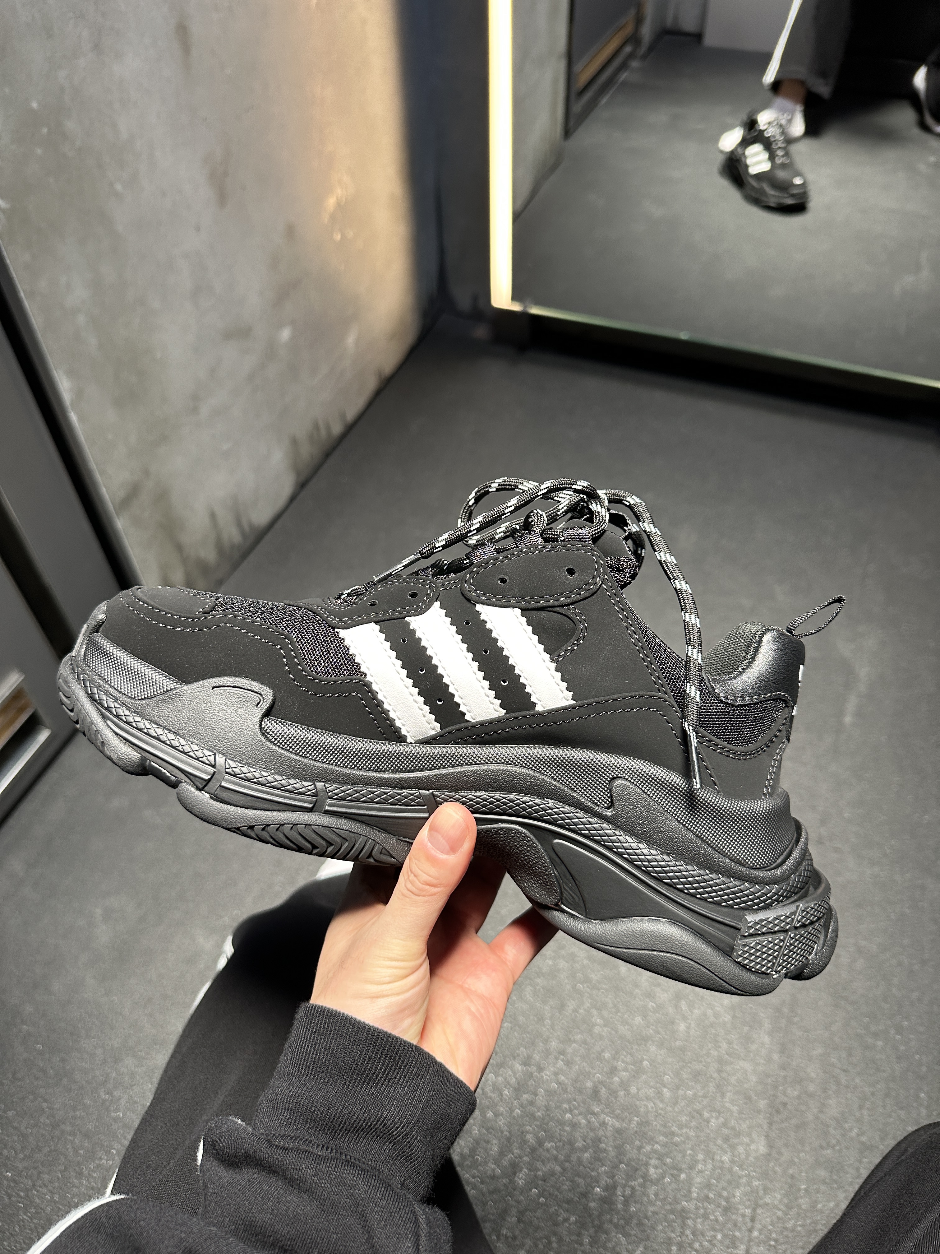 Balenciaga x Adidas Triple S Sneakers Black 착용 스타일 - 3