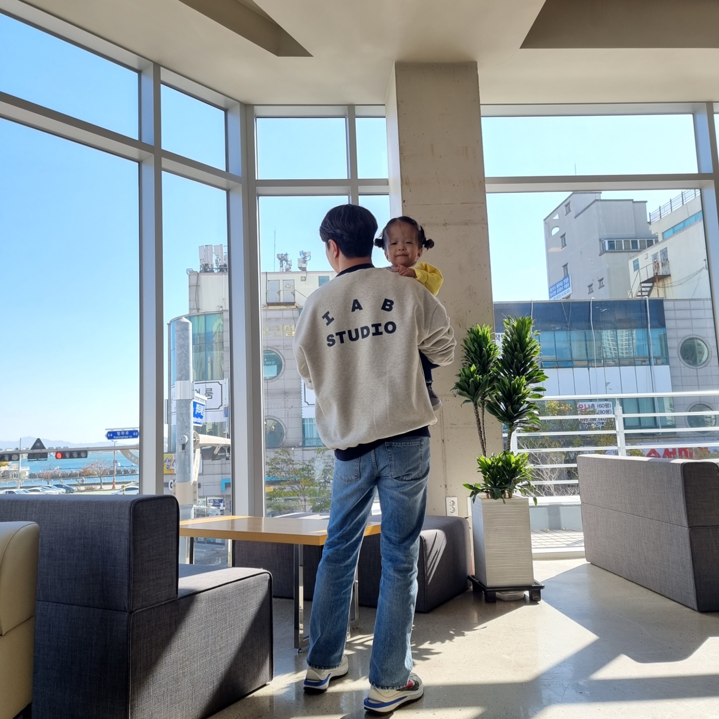 IAB Studio Sweatshirt Oatmeal Navy, Nike x Sacai VaporWaffle Royal Fuchsia 착용 스타일