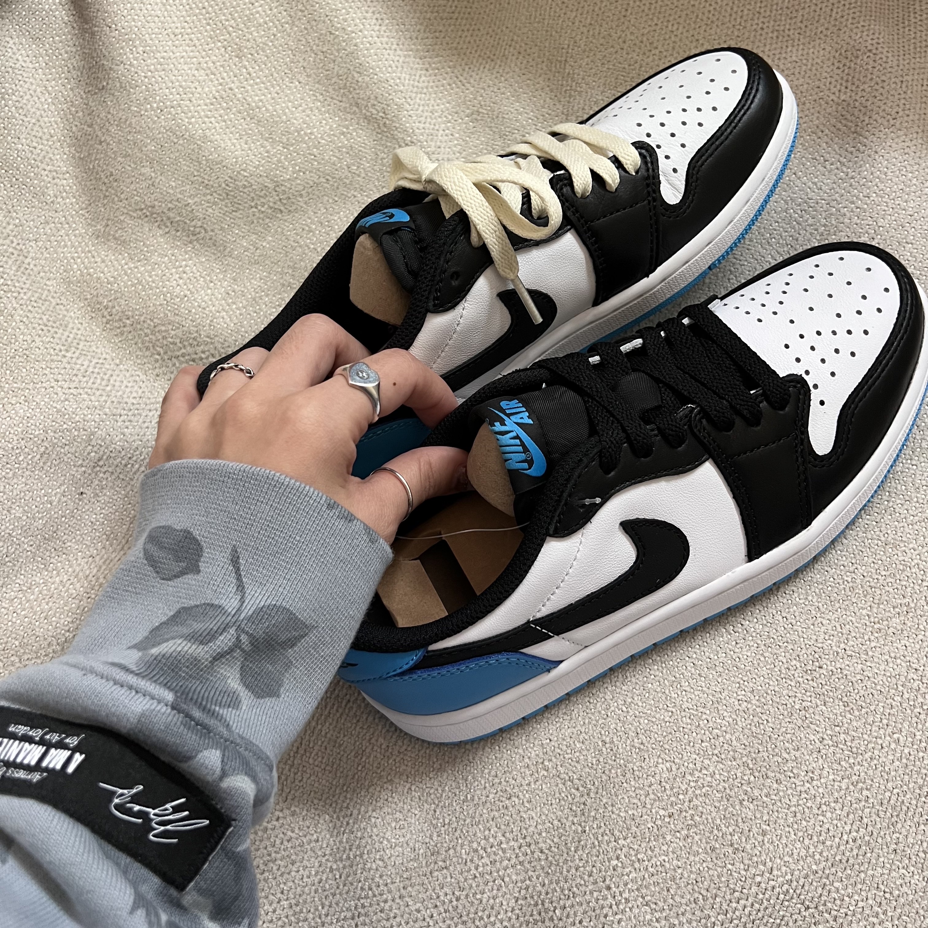 Jordan 1 Retro Low OG Black and Dark Powder Blue, Jordan x A Ma Maniere All Over Print Fleece Hoodie Obsidian Mist - Asia 착용 스타일 - 1
