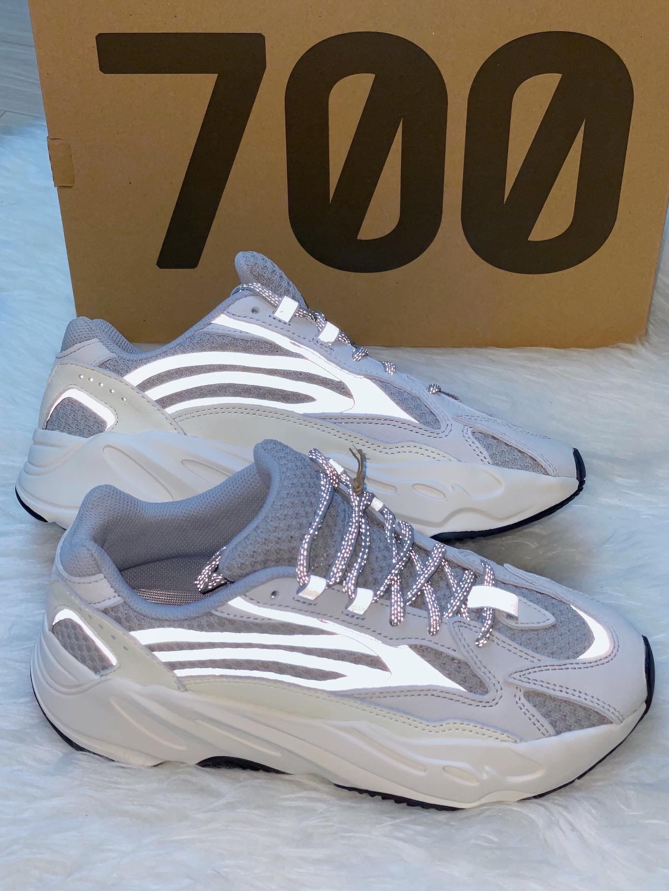 Adidas Yeezy Boost 700 V2 Static 2022, The North Face 1996 Eco Nuptse Jacket Black 착용 스타일 - 5