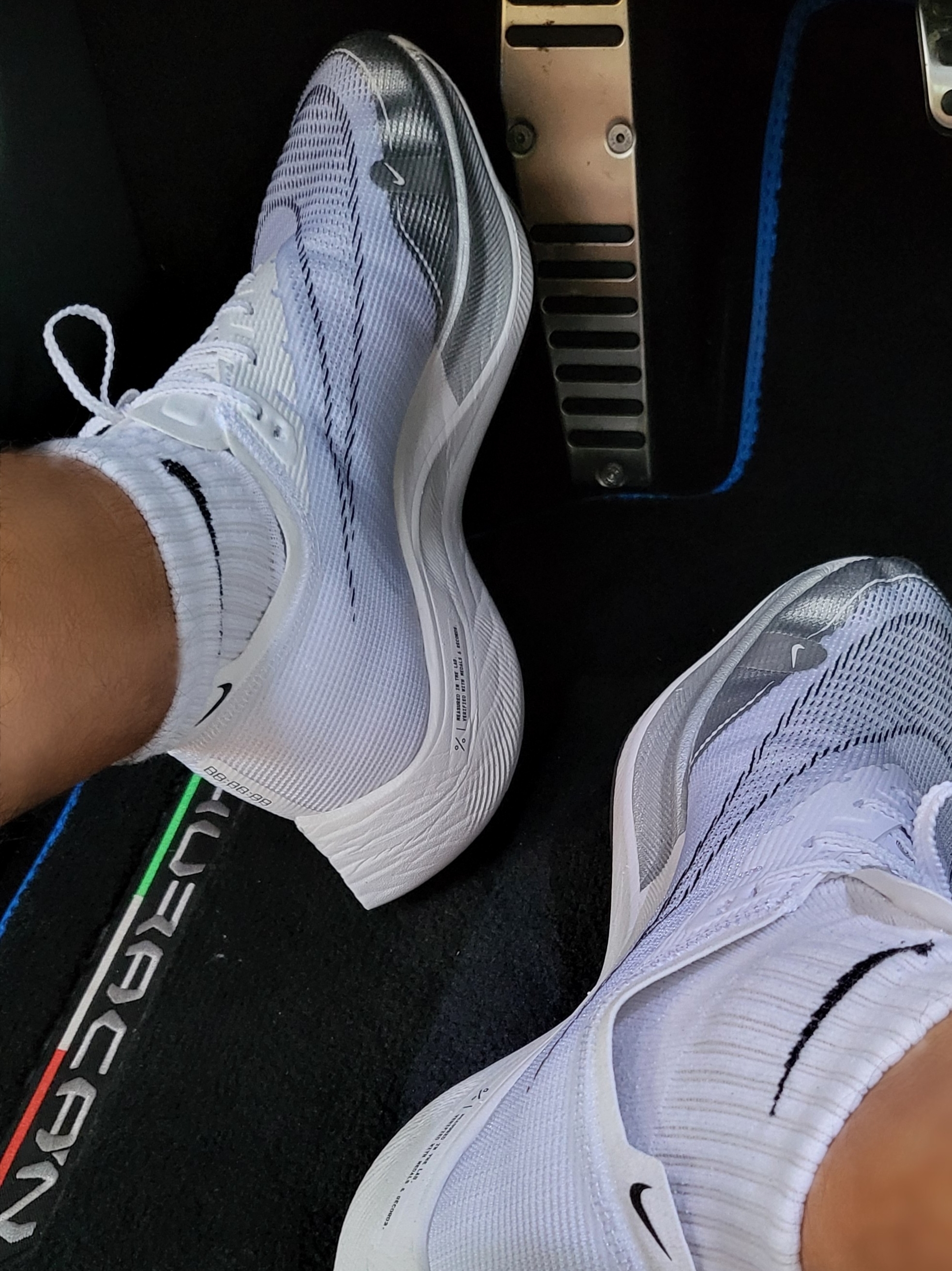 Nike ZoomX Vaporfly Next% 2 White Metallic Silver 착용 스타일 - 1