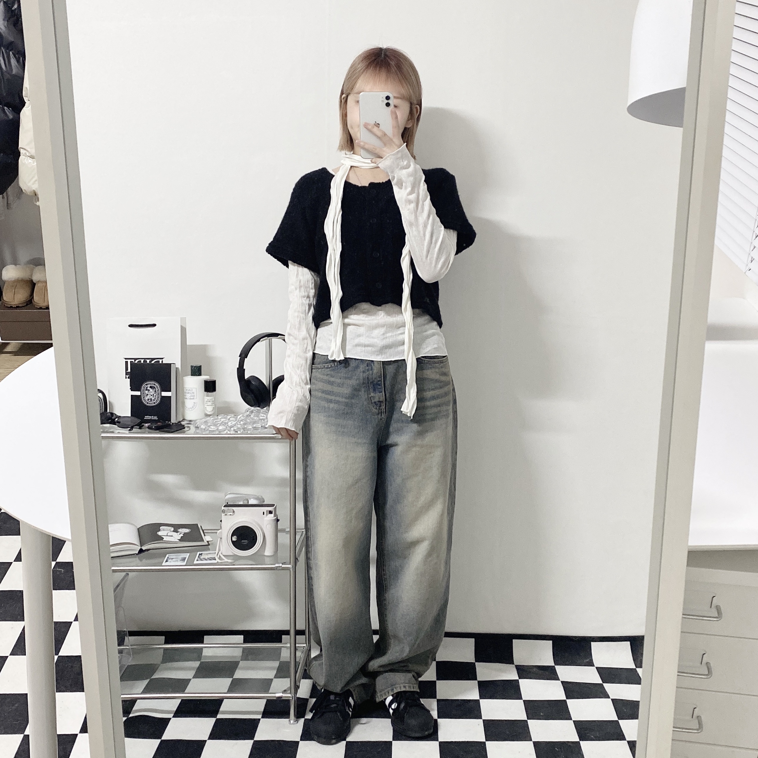 Adidas Superstar Core Black White 착용 스타일 - 2