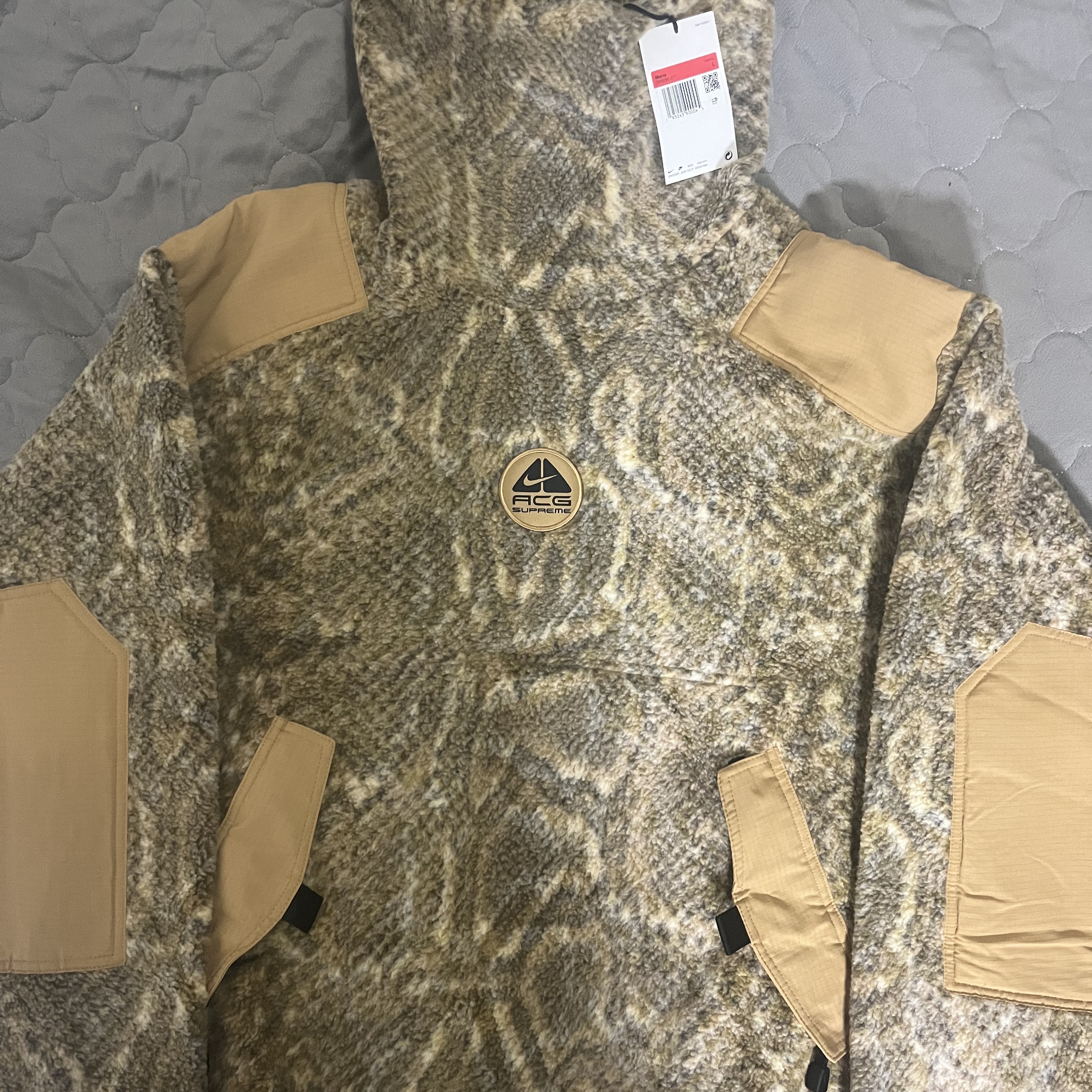Supreme x Nike ACG Fleece Pullover Gold Snakeskin - 22FW 착용 스타일 - 1
