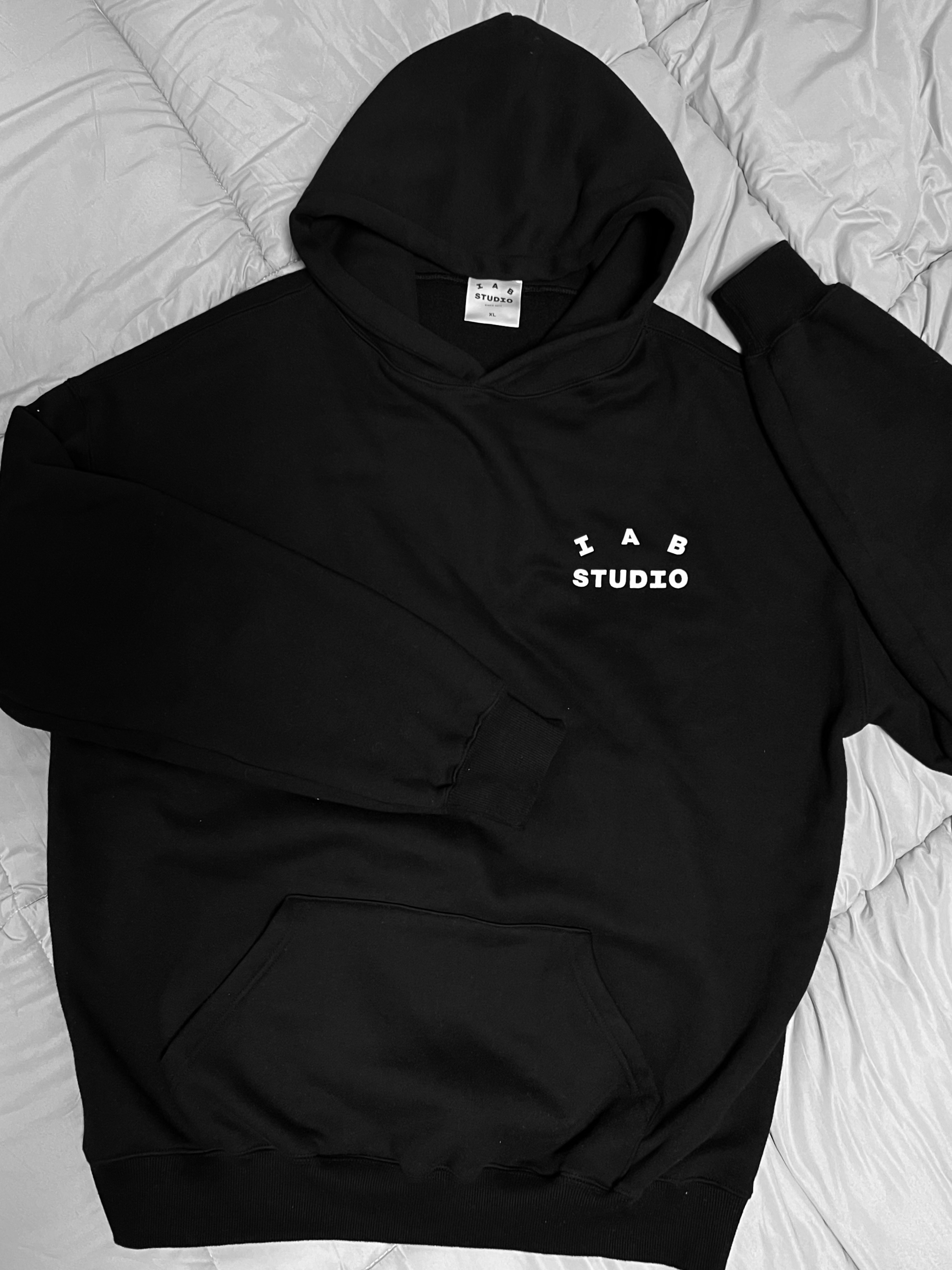 IAB Studio Hoodie Black White 착용 스타일