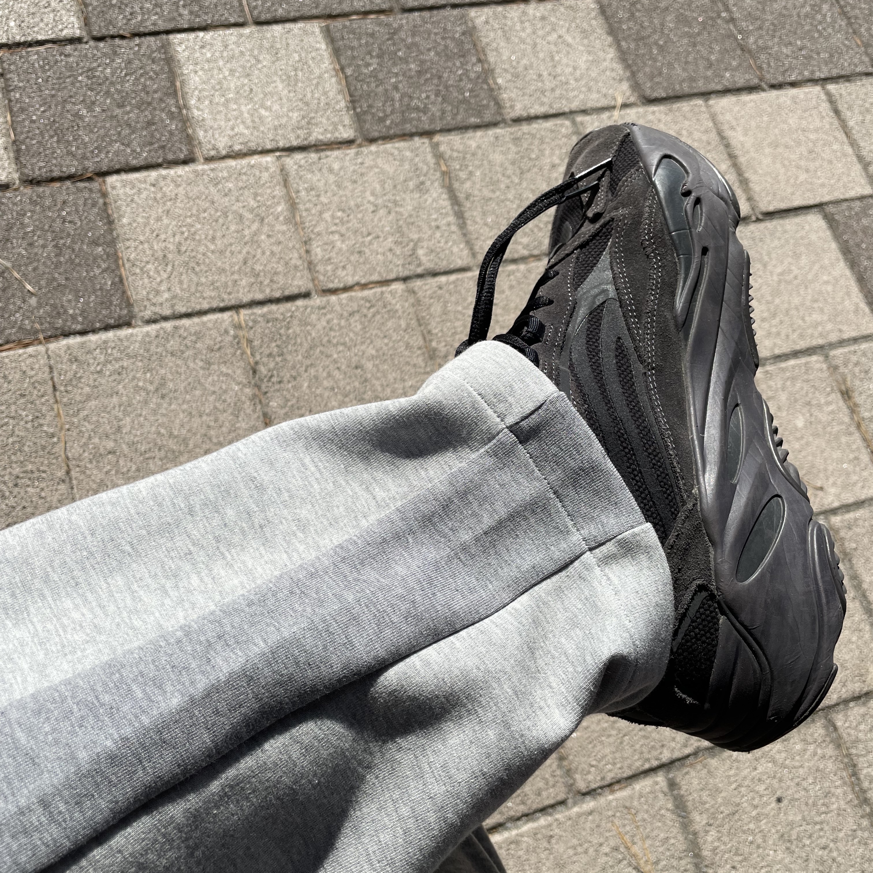 Adidas Yeezy Boost 700 V2 Vanta 2022 착용 스타일
