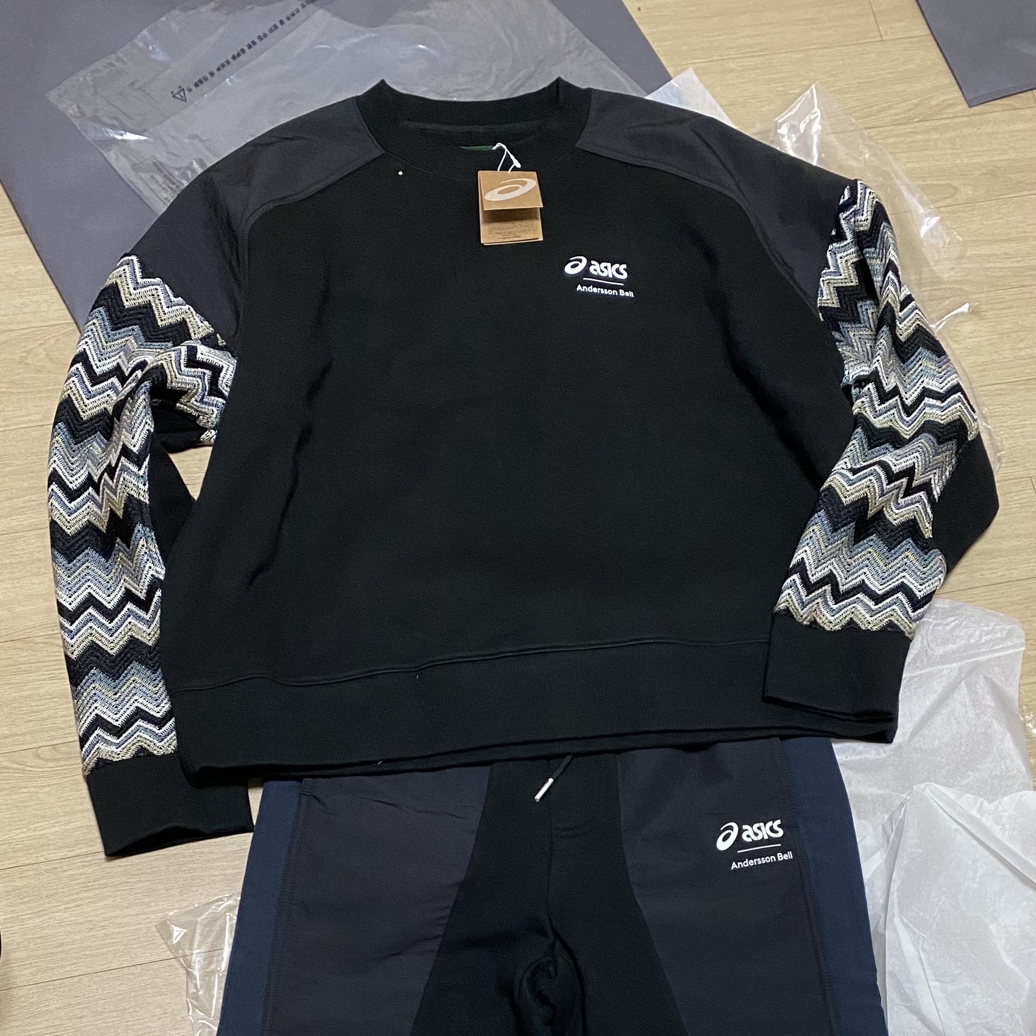 Andersson Bell x Asics Contrast Sweatshirt Black 착용 스타일 - 1
