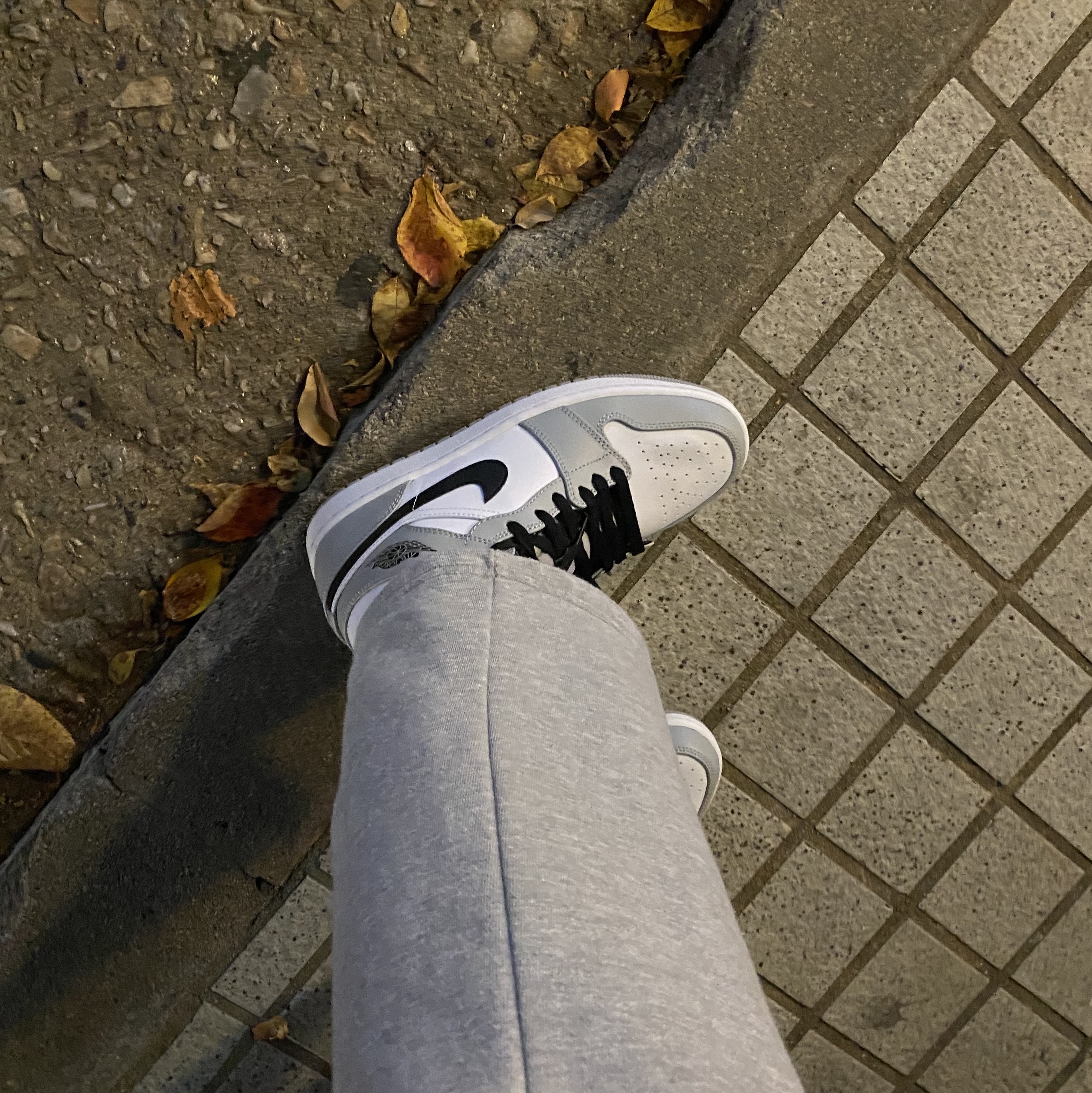 Jordan 1 Mid Light Smoke Grey 착용 스타일 - 1