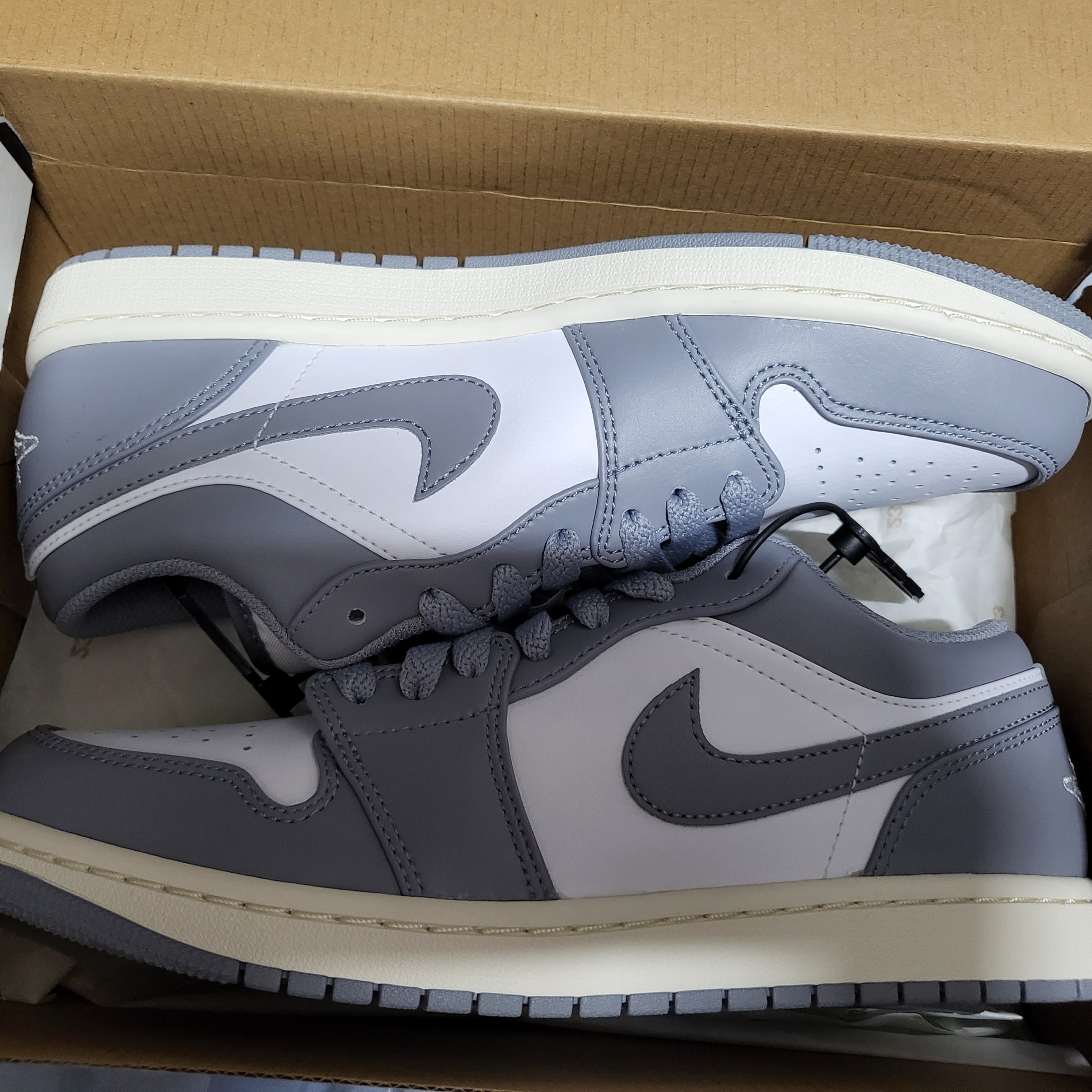 Jordan 1 Low Stealth and White 착용 스타일 - 3