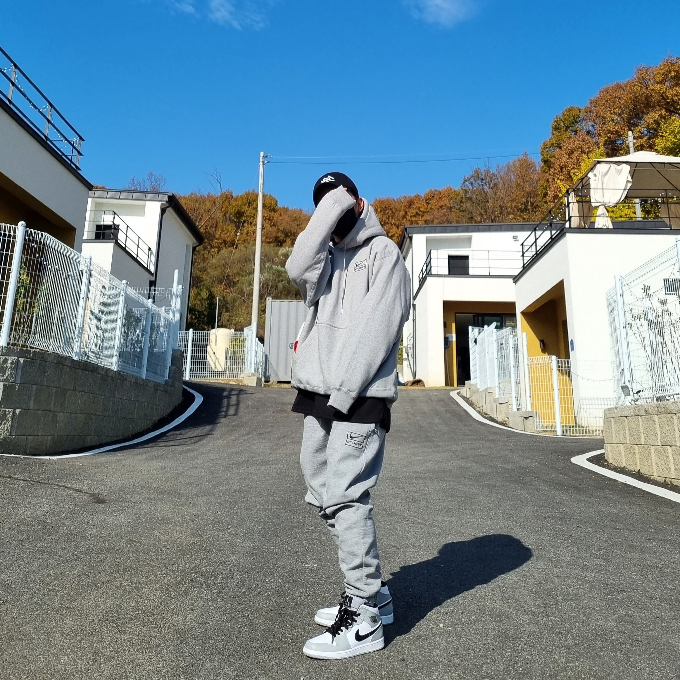 Nike x Stussy NRG RA Pullover Hoodie Dark Grey Heather (DJ9489-063), Nike x Stussy NRG RA Pullover Hoodie Dark Grey Heather (DJ9488-063) 착용 스타일 - 1