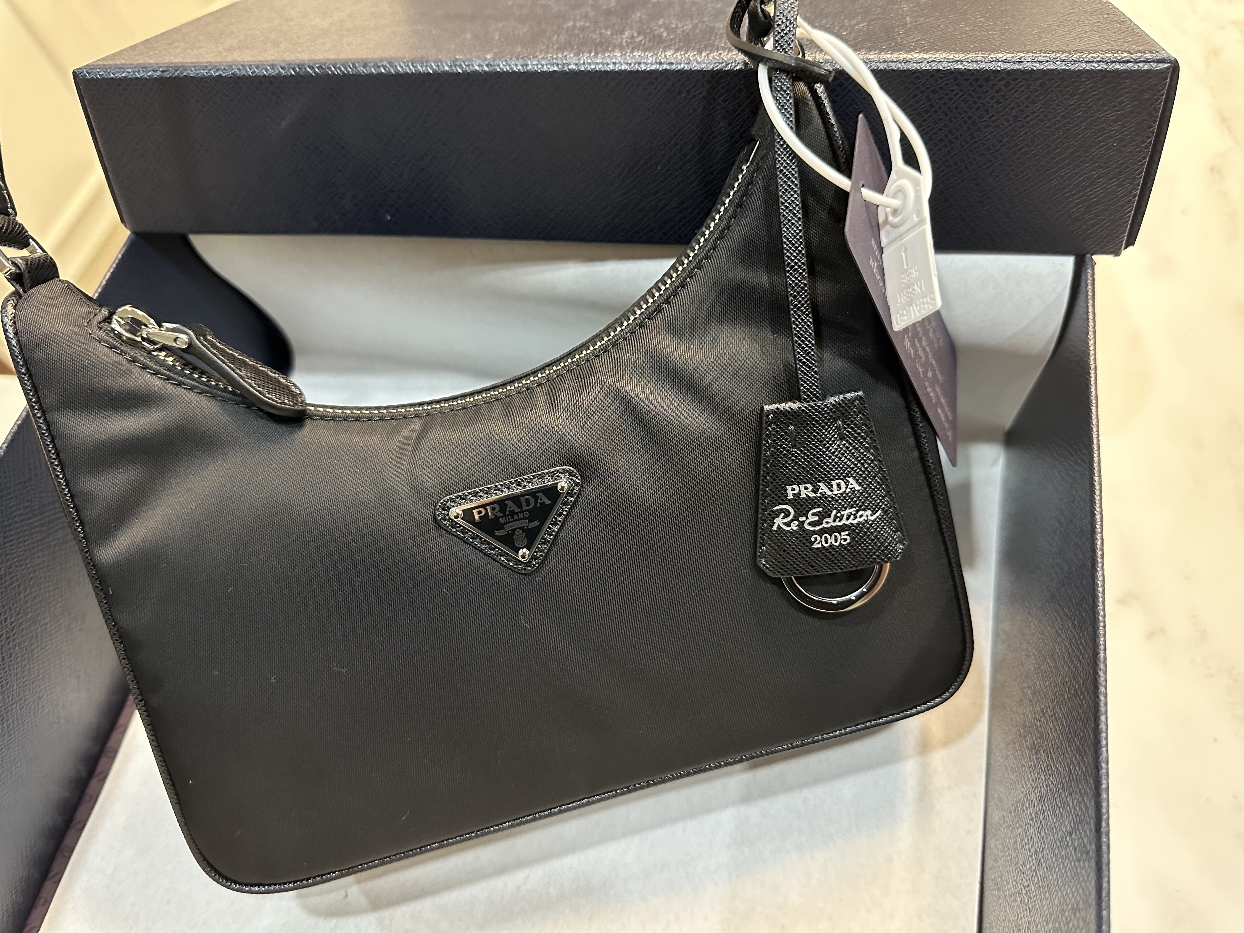Prada Re-Edition 2005 Re-Nylon Mini Hobo Bag Black 착용 스타일
