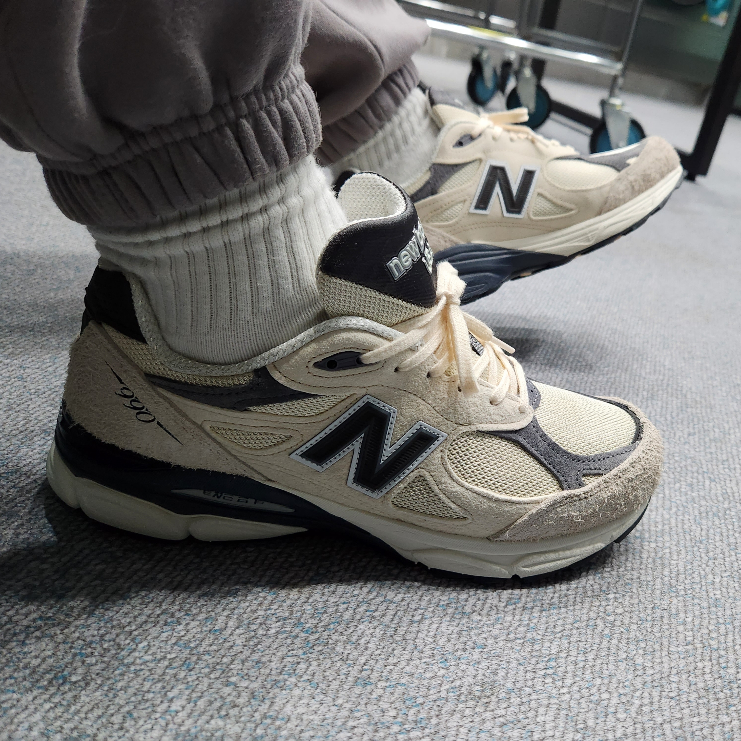 New Balance 990v3 Made in USA Moonbeam Macadamia Nut, New Balance 993 Made in USA Black - D Standard 착용 스타일 - 4
