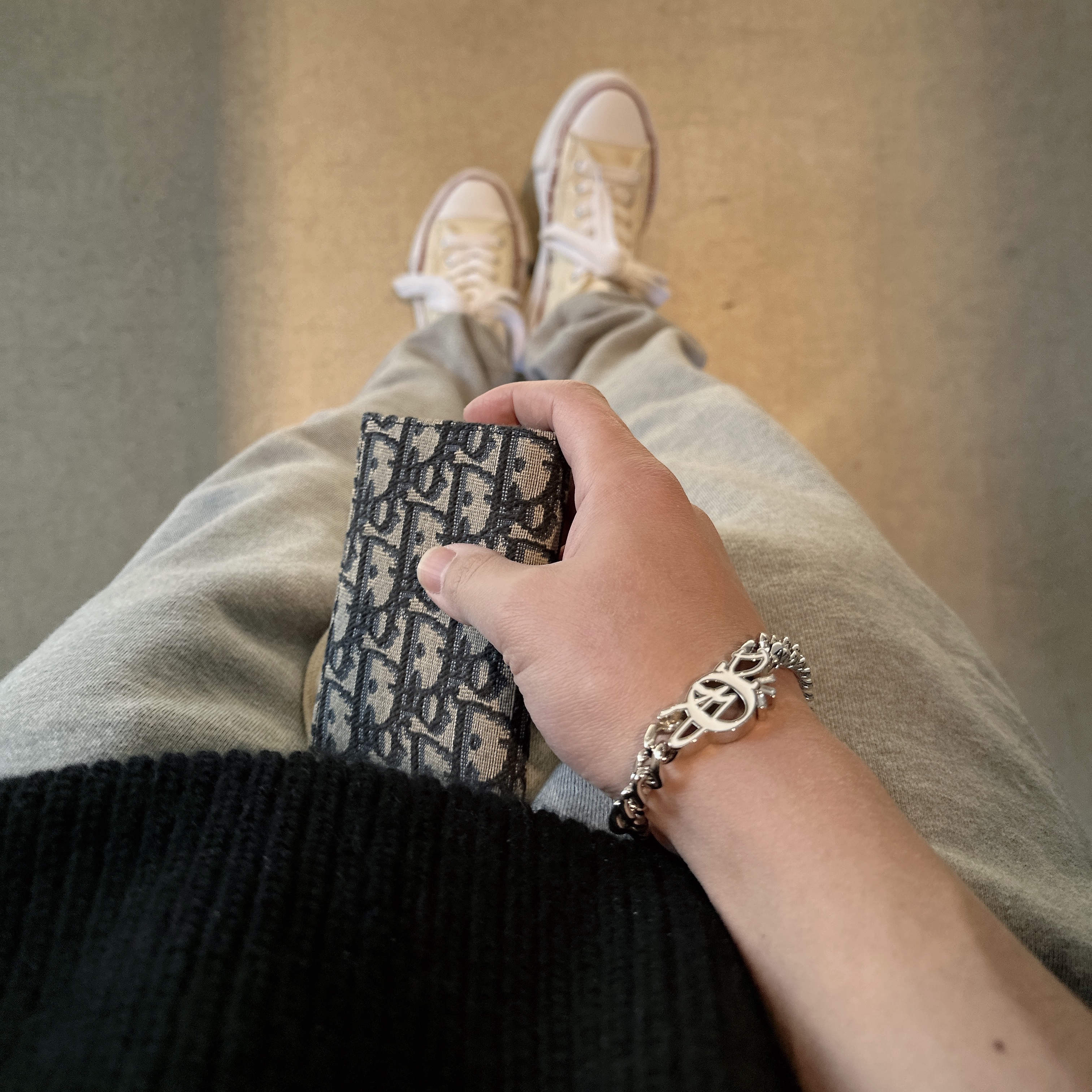 Maison Mihara Yasuhiro Peterson OG Sole Canvas Low-top Sneakers Natural, Dior Bi-Fold Card Holder Beige & Black Dior Oblique Jacquard 착용 스타일