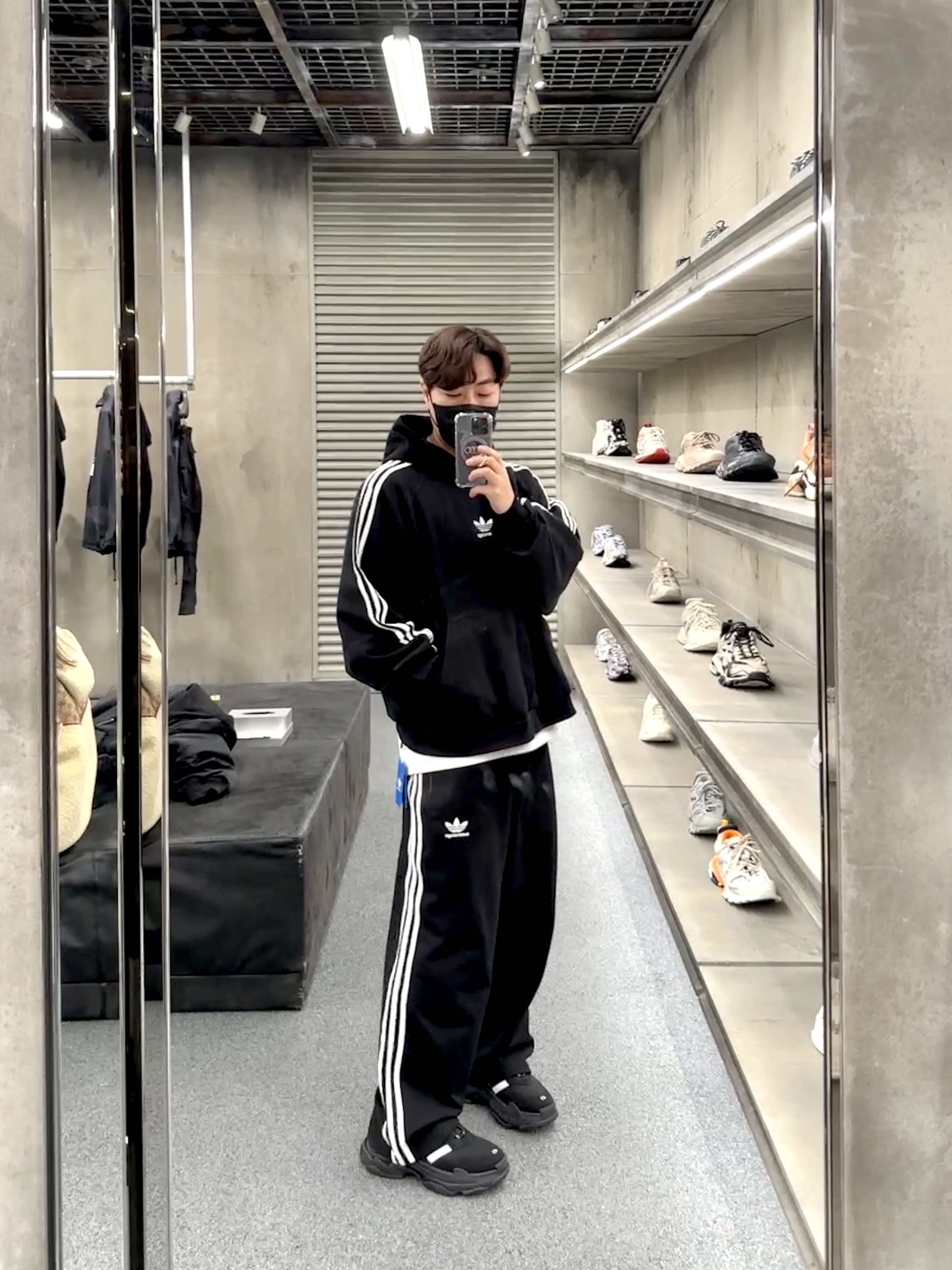 Balenciaga x Adidas Triple S Sneakers Black, Balenciaga x Adidas Hoodie Large Fit Black 착용 스타일 - 2