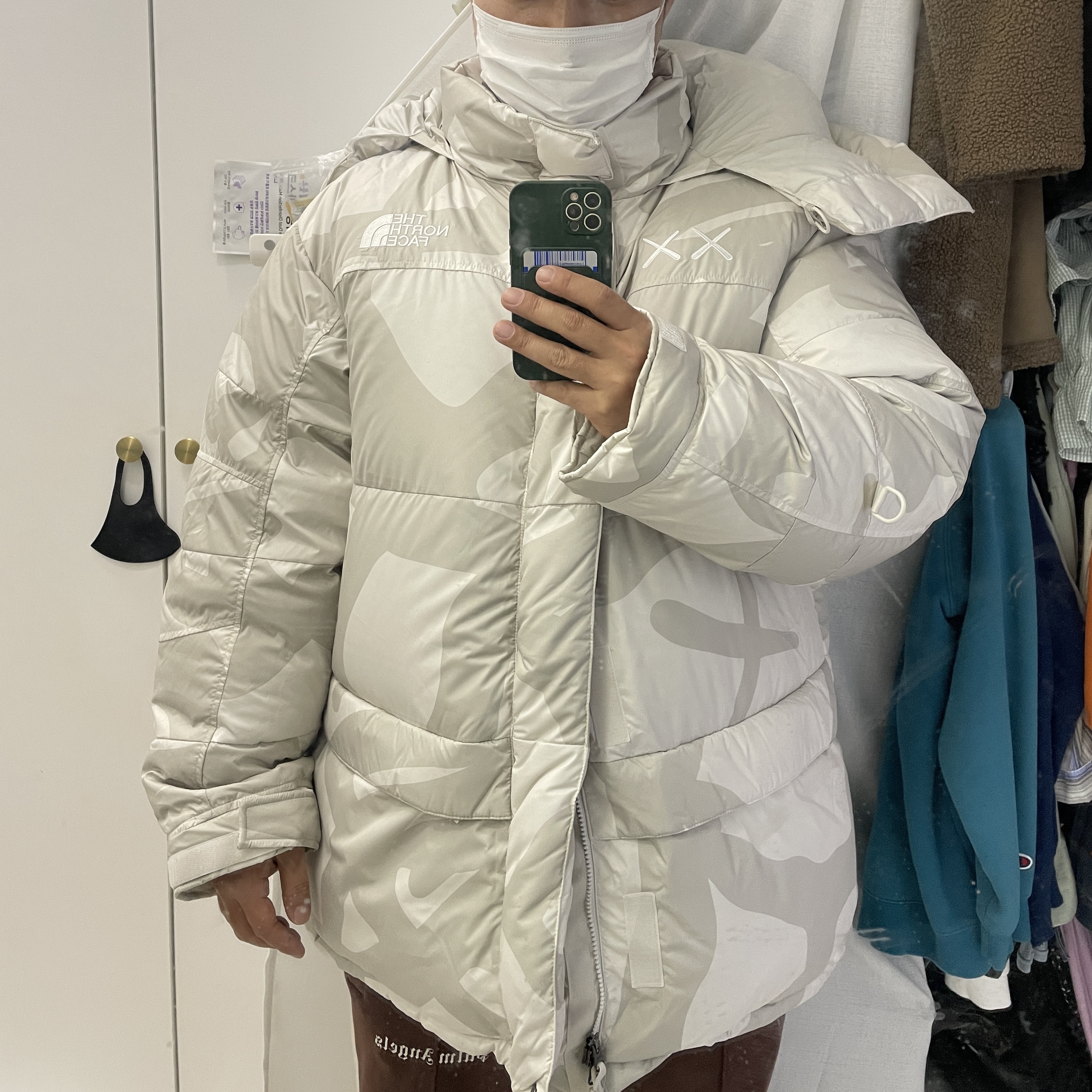 The North Face x Kaws Retro 1994 Himalayan Parka Moonlight Ivory Print - 22FW 착용 스타일 - 2