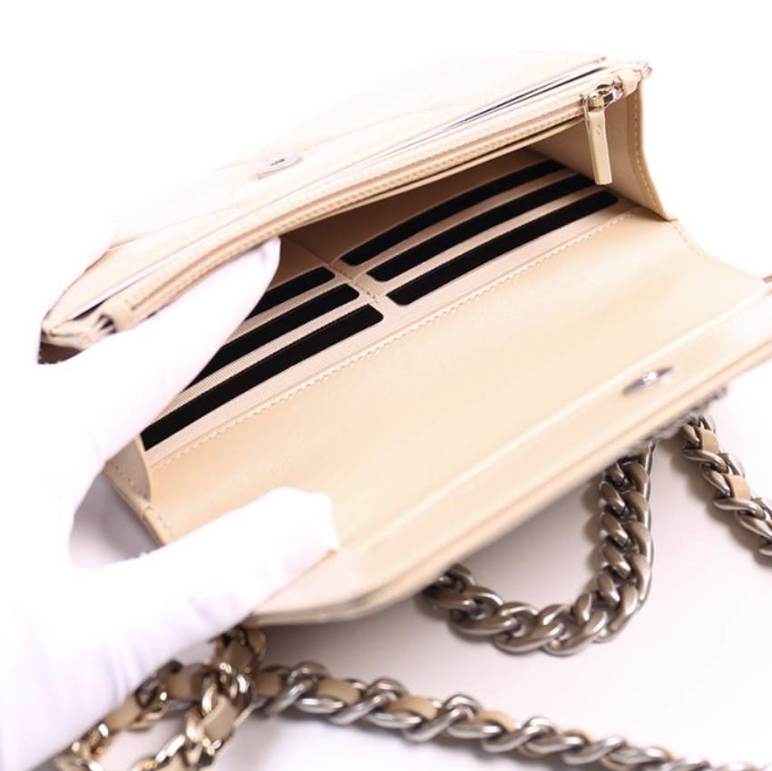 Chanel 19 Wallet On Chain Lambskin & Silver Beige 착용 스타일 - 3