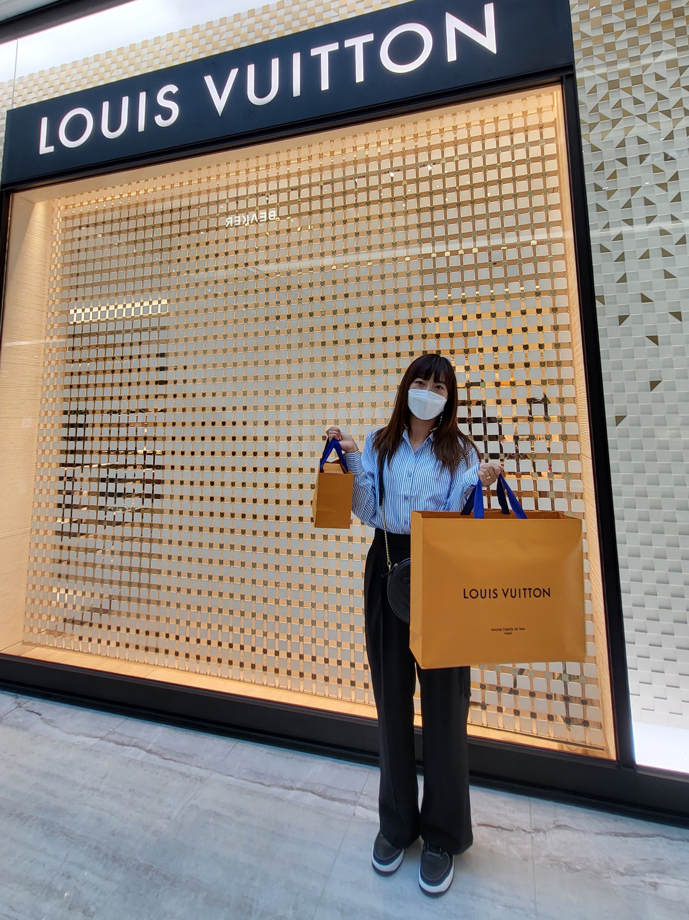 Louis Vuitton Alma BB Monogram, Thom Browne Double Face Melton 4-Bar Stripe Strap Camera Bag Black 착용 스타일 - 2