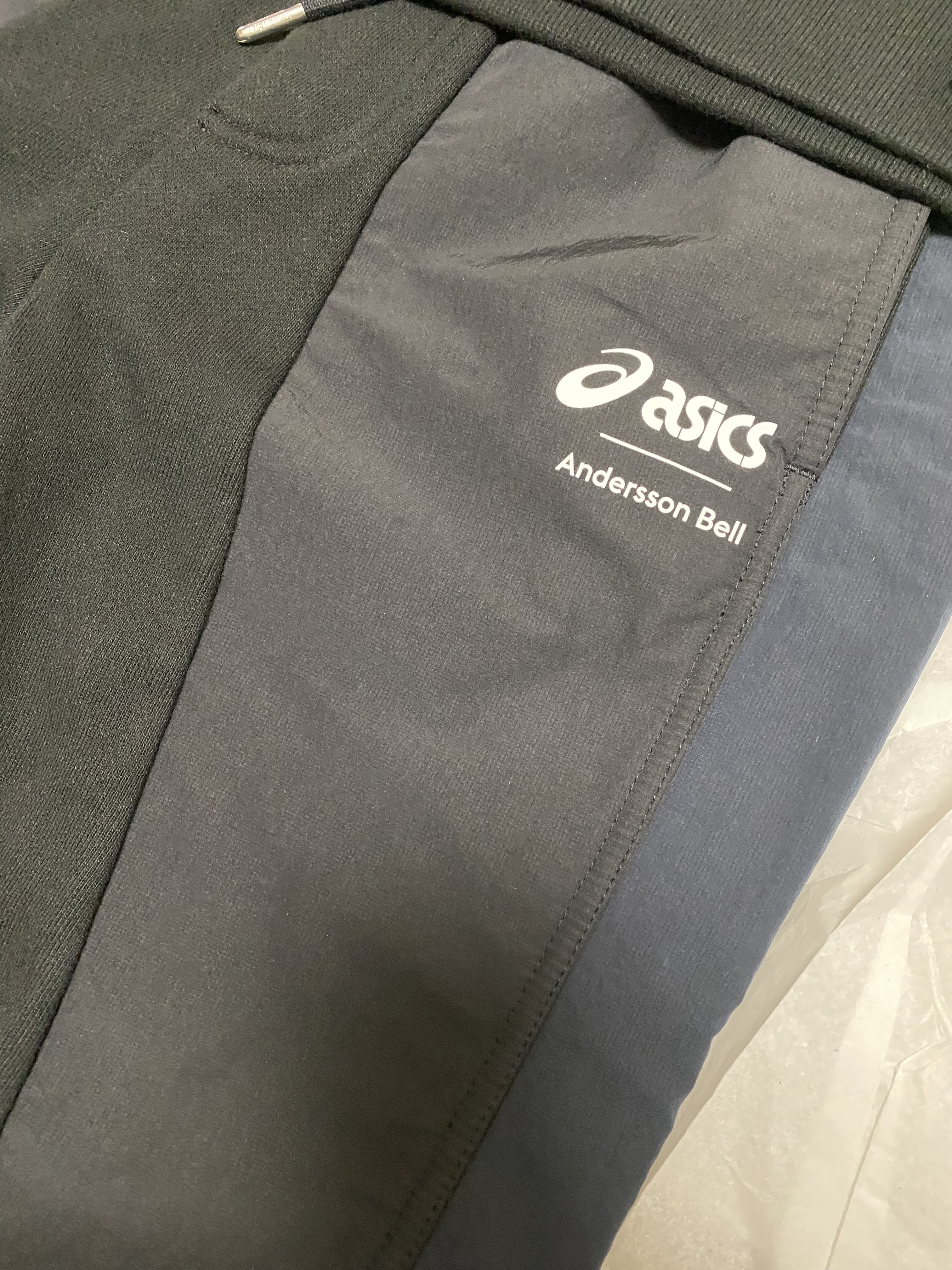 Andersson Bell x Asics Track Pants Black 착용 스타일 - 2