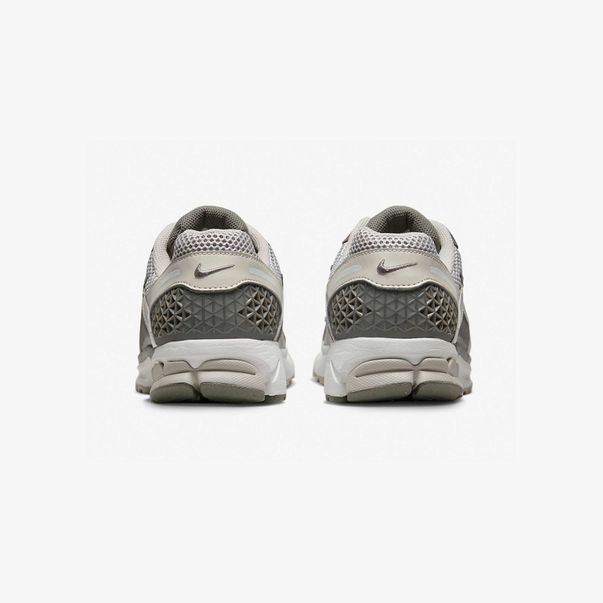 Nike Zoom Vomero 5 PRM Light Iron Ore and Flat Fewter 착용 스타일 - 5