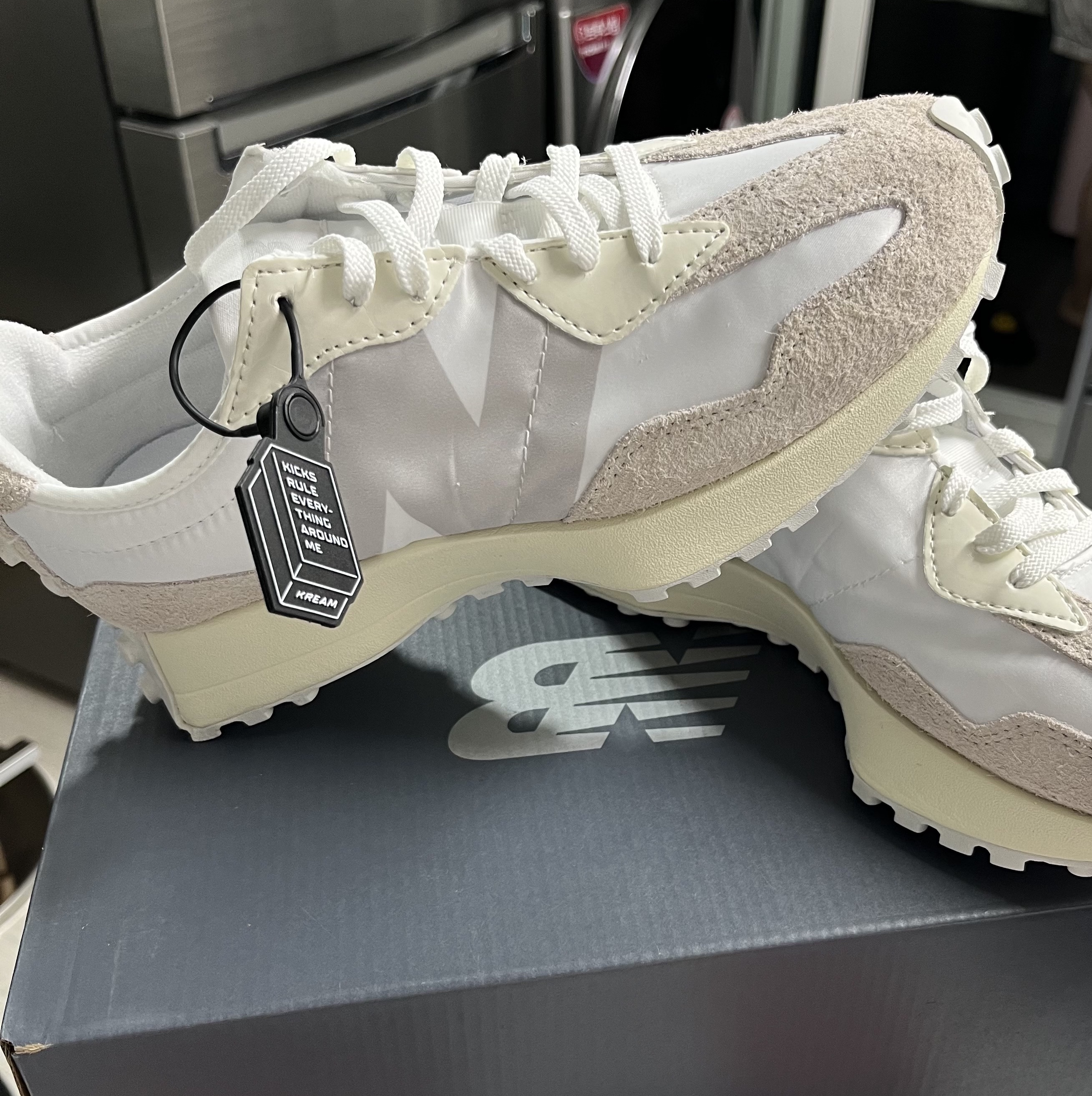 (W) New Balance 327 White Moonbeam 착용 스타일
