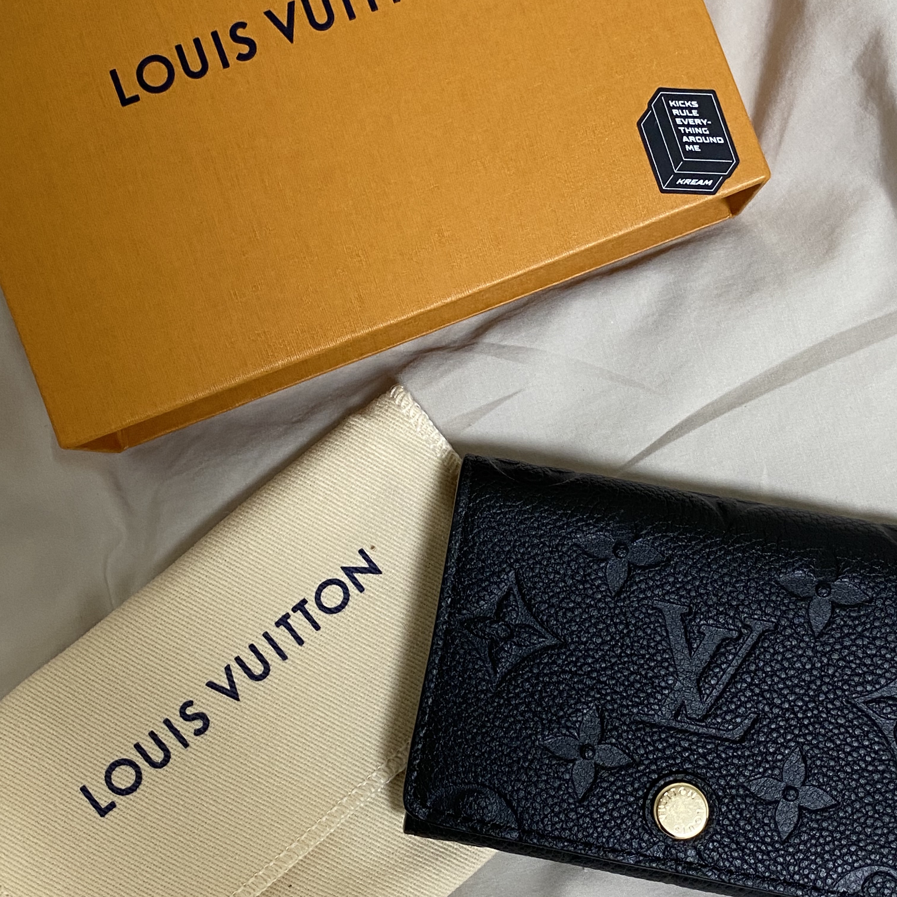 Louis Vuitton Business Card Holder Monogram Embossed Leather Black 착용 스타일 - 1
