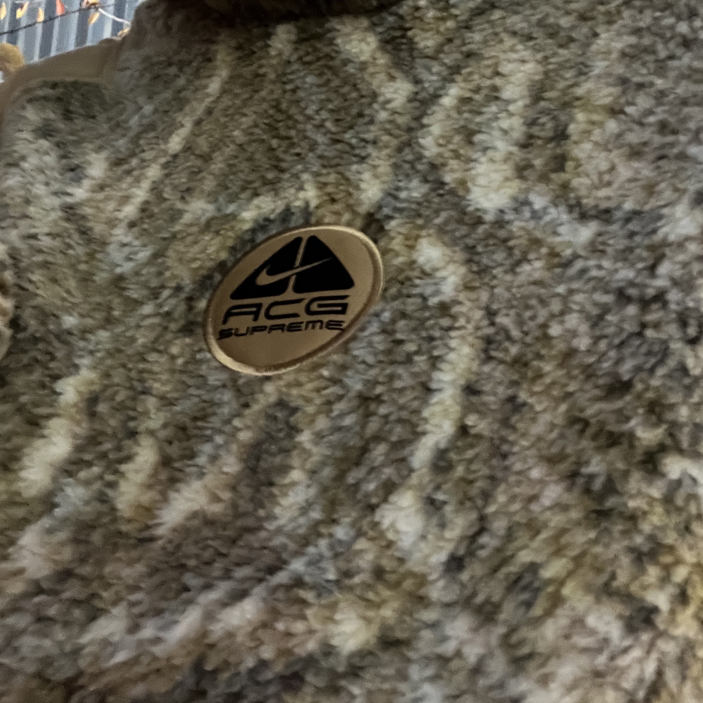 Supreme x Nike ACG Fleece Pullover Gold Snakeskin - 22FW 착용 스타일 - 3