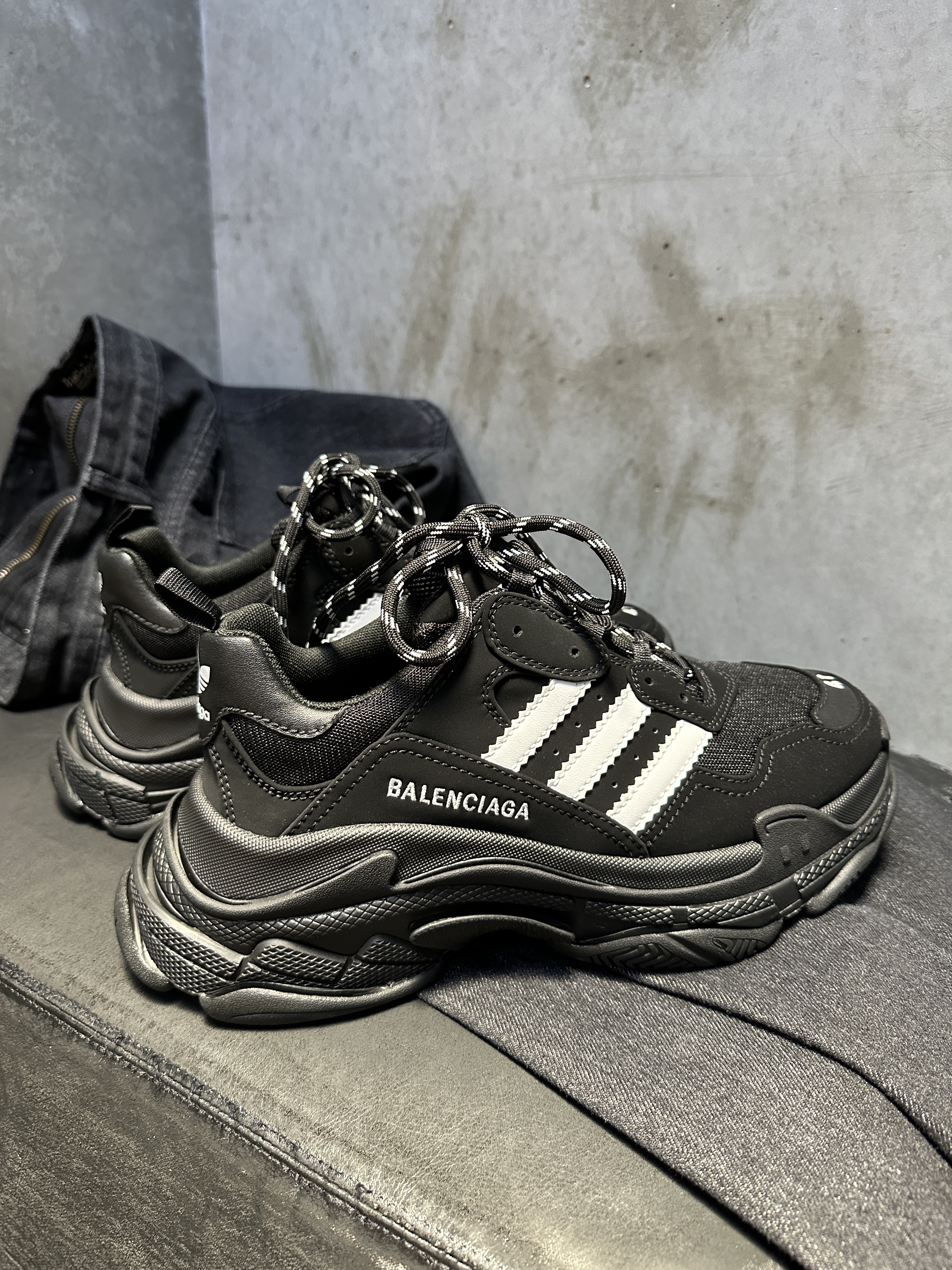 Balenciaga x Adidas Triple S Sneakers Black 착용 스타일 - 1