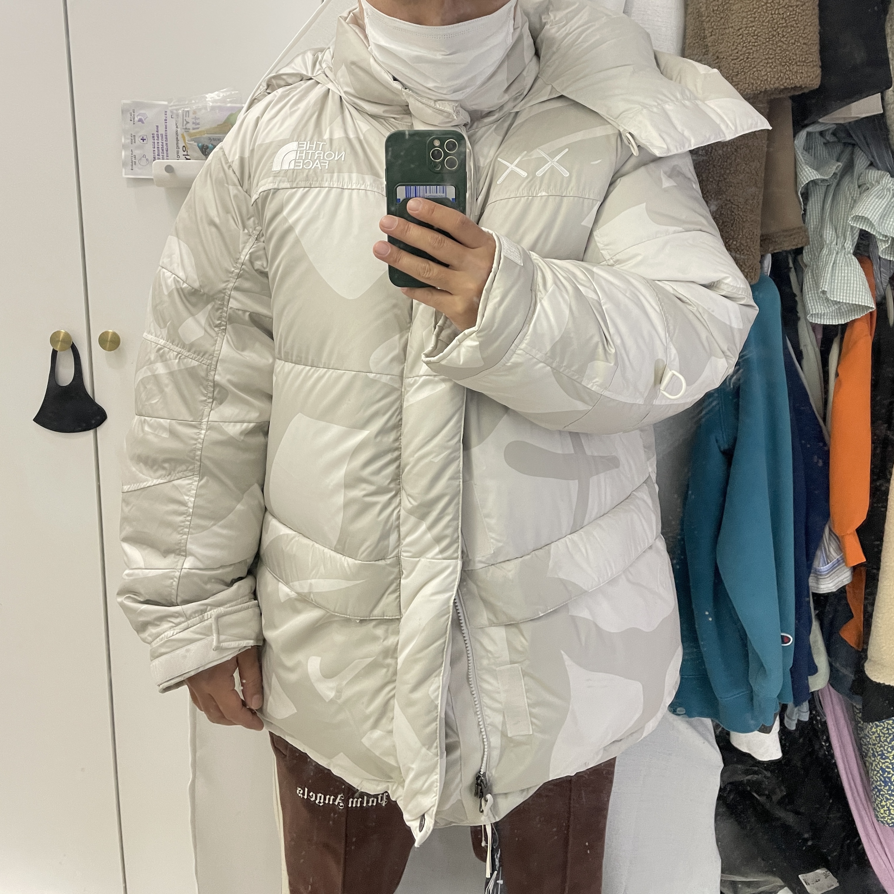 The North Face x Kaws Retro 1994 Himalayan Parka Moonlight Ivory Print - 22FW 착용 스타일 - 1