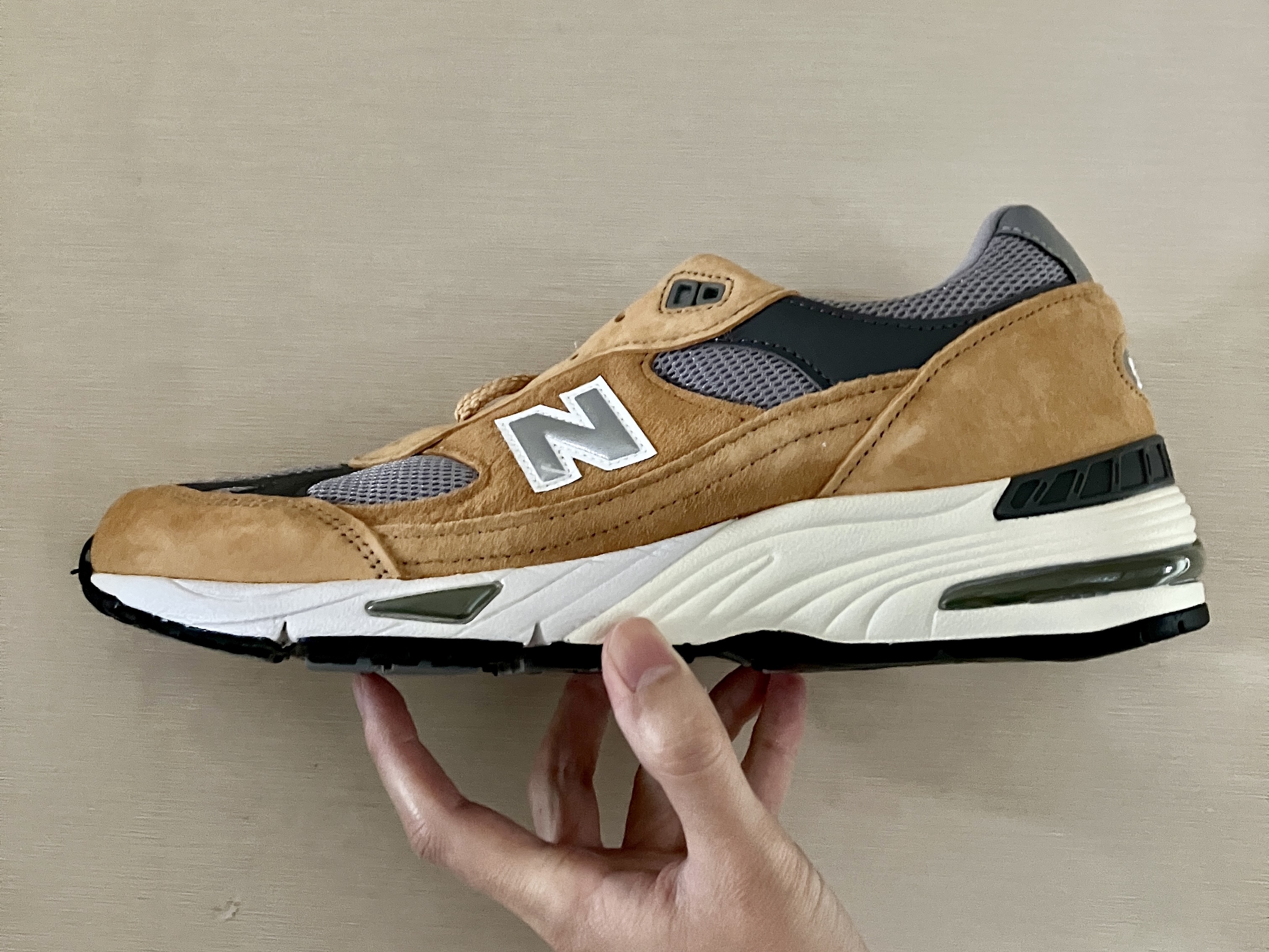 New Balance 991 Made in UK Tan Grey 착용 스타일